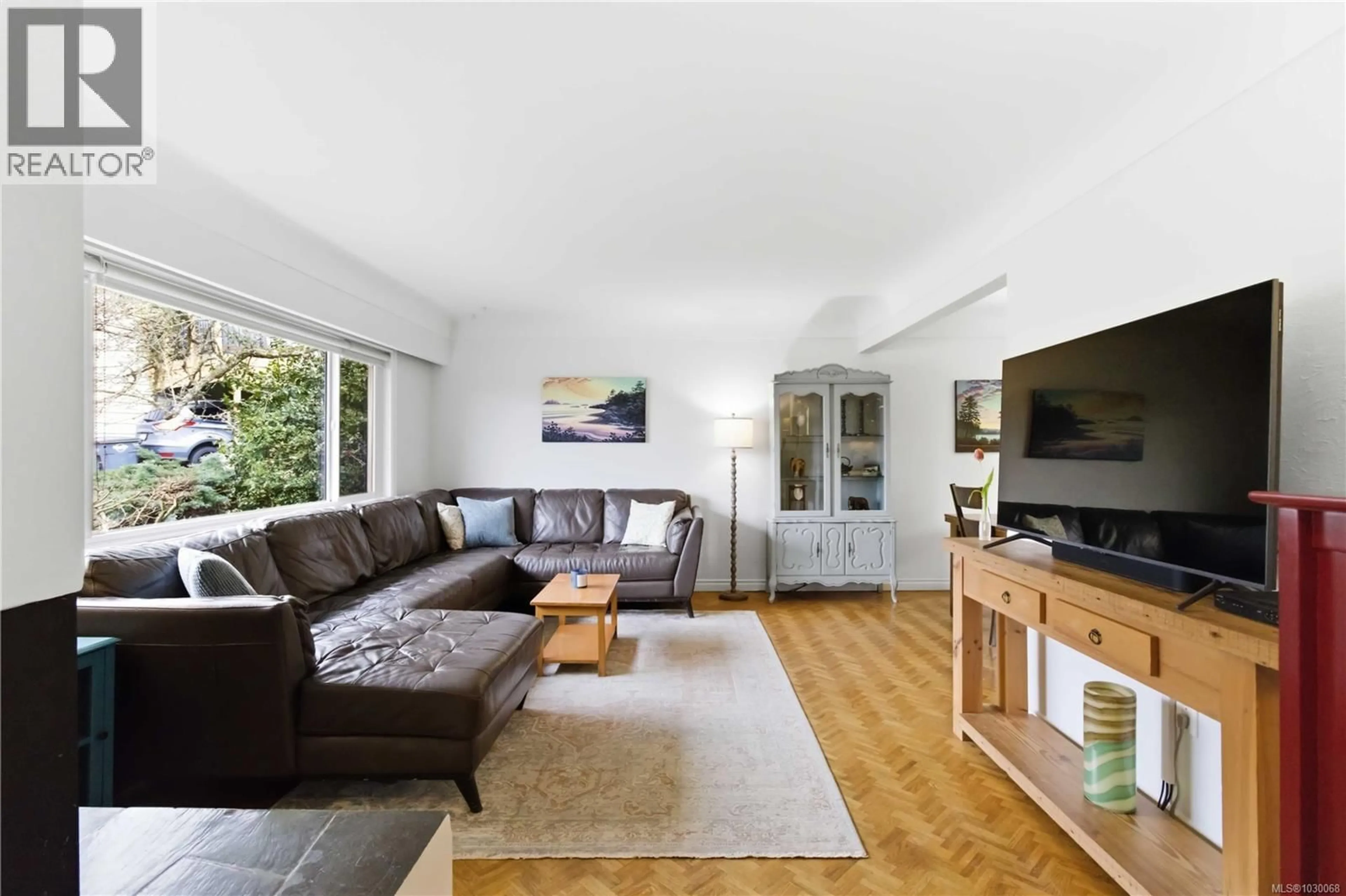 Living room with furniture, unknown for 751 CAMEO STREET, Saanich British Columbia V8X3R9