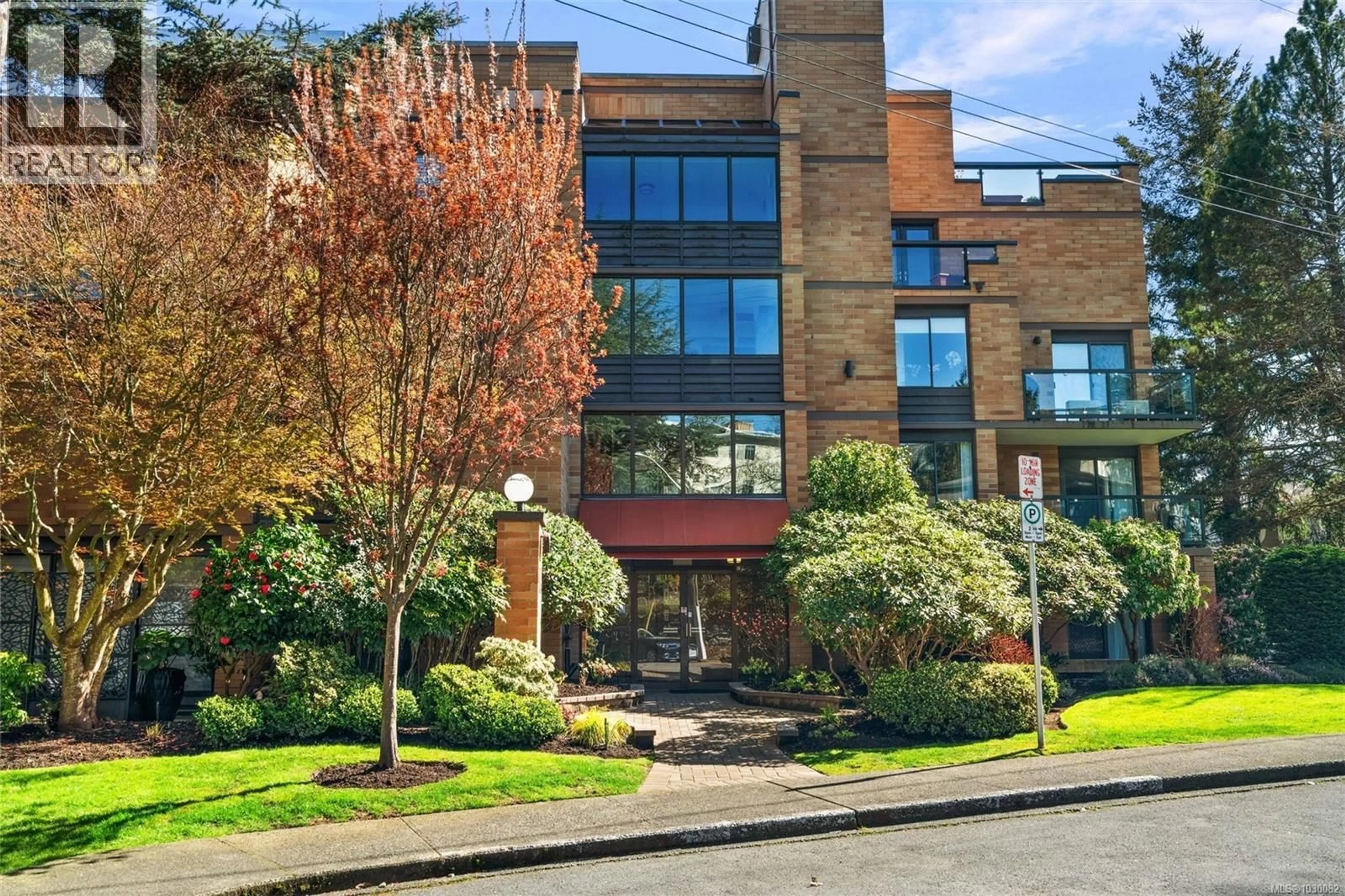 Indoor foyer for 201 - 1280 NEWPORT AVENUE, Oak Bay British Columbia V8S5E7