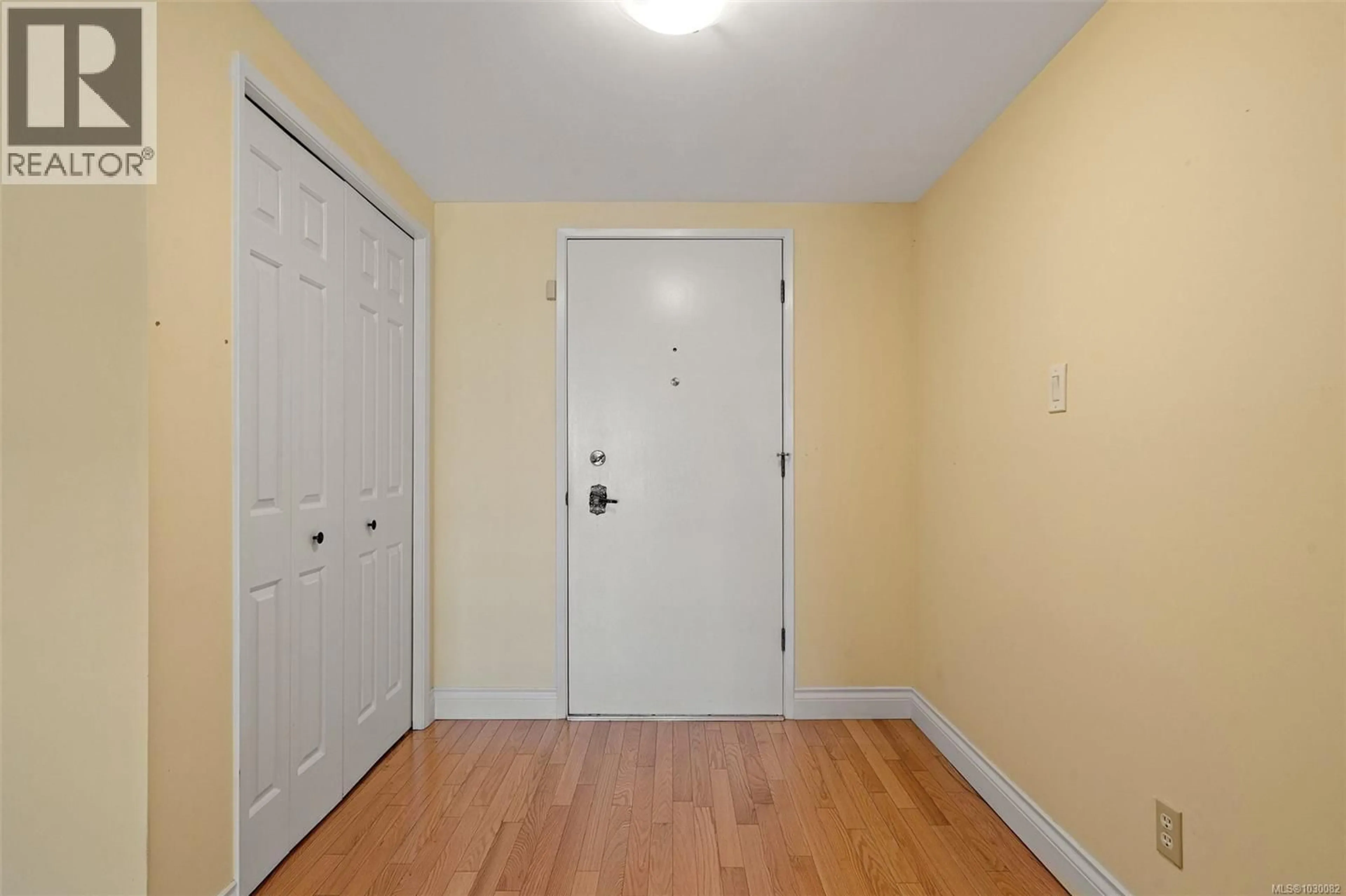 Indoor entryway for 201 - 1280 NEWPORT AVENUE, Oak Bay British Columbia V8S5E7