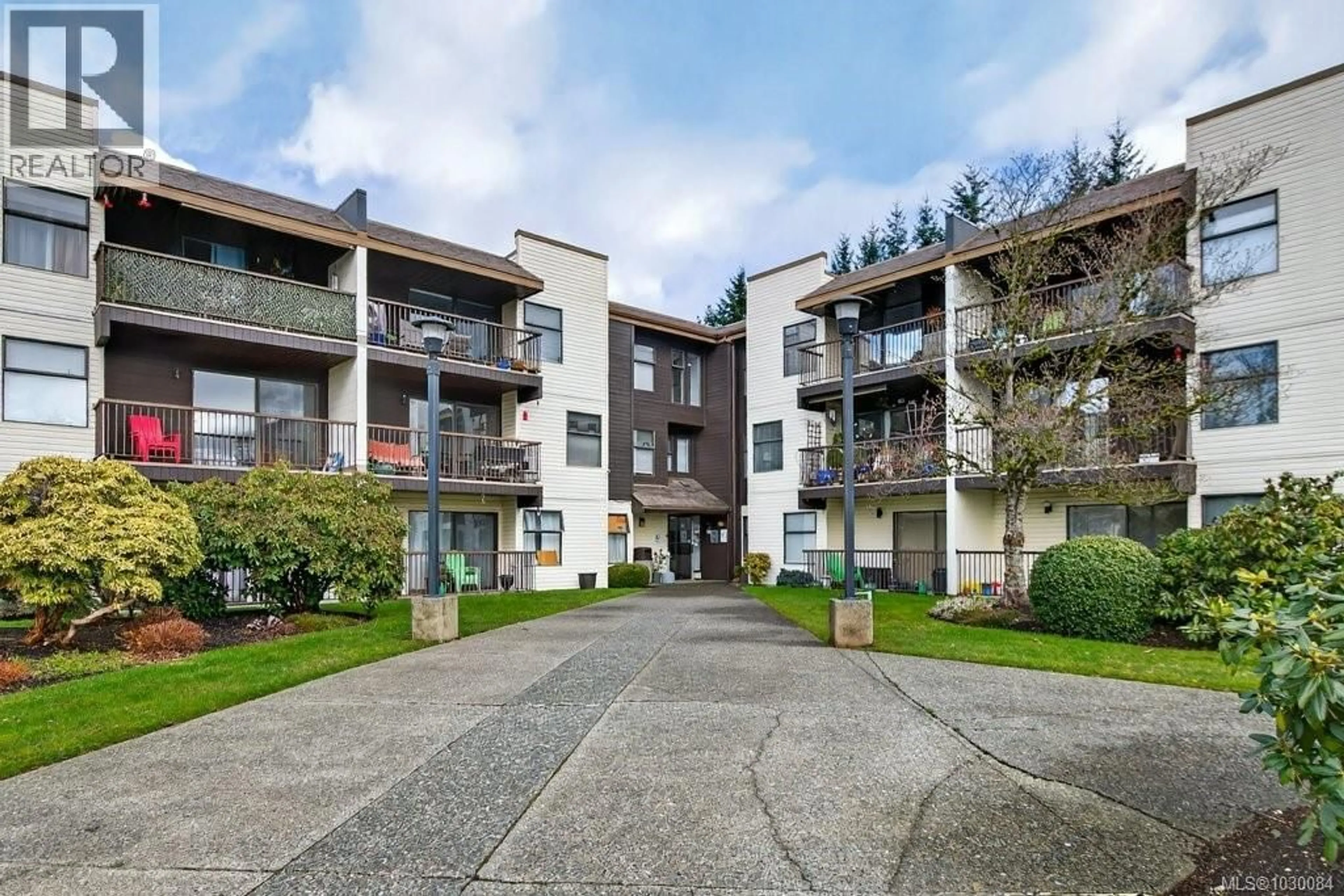 A pic from outside/outdoor area/front of a property/back of a property/a pic from drone, unknown for 312 - 585 DOGWOOD STREET SOUTH, Campbell River British Columbia V9W6T6