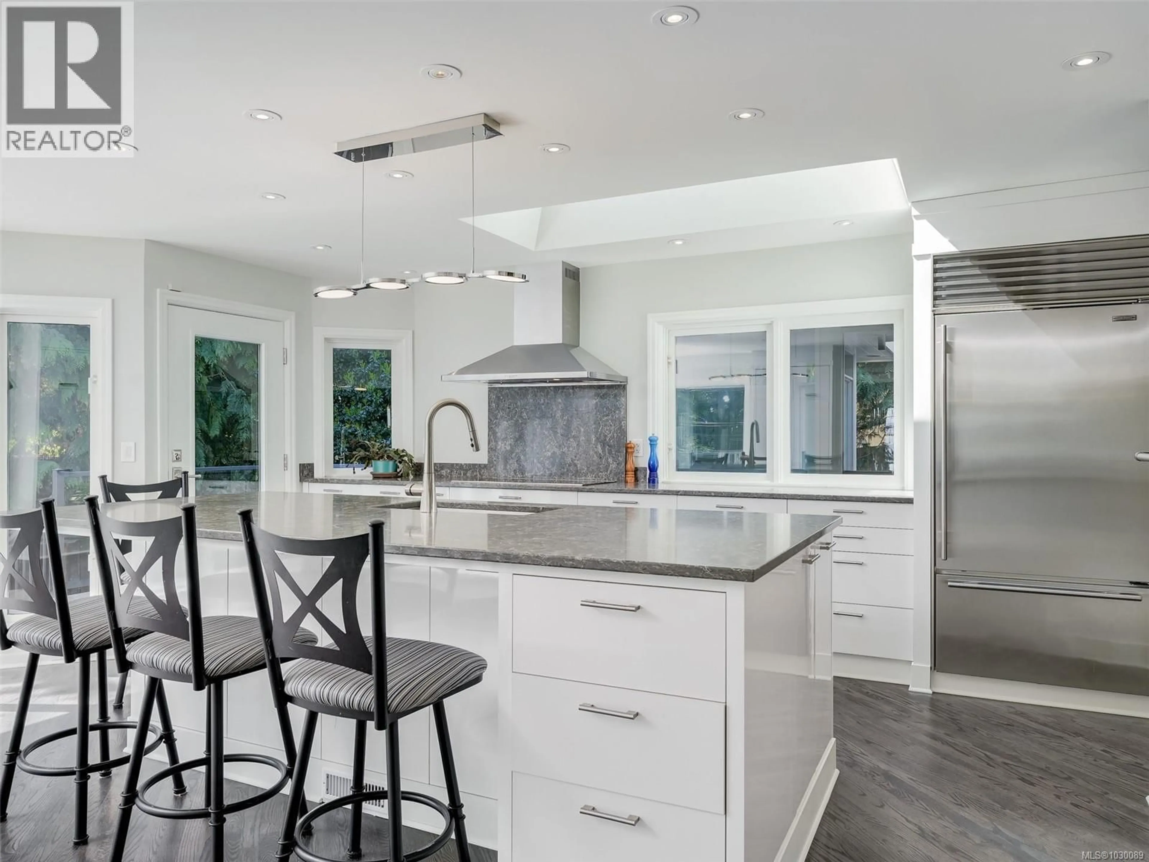 Contemporary kitchen, unknown for 3977 LEXINGTON AVENUE, Saanich British Columbia V8N3Z5