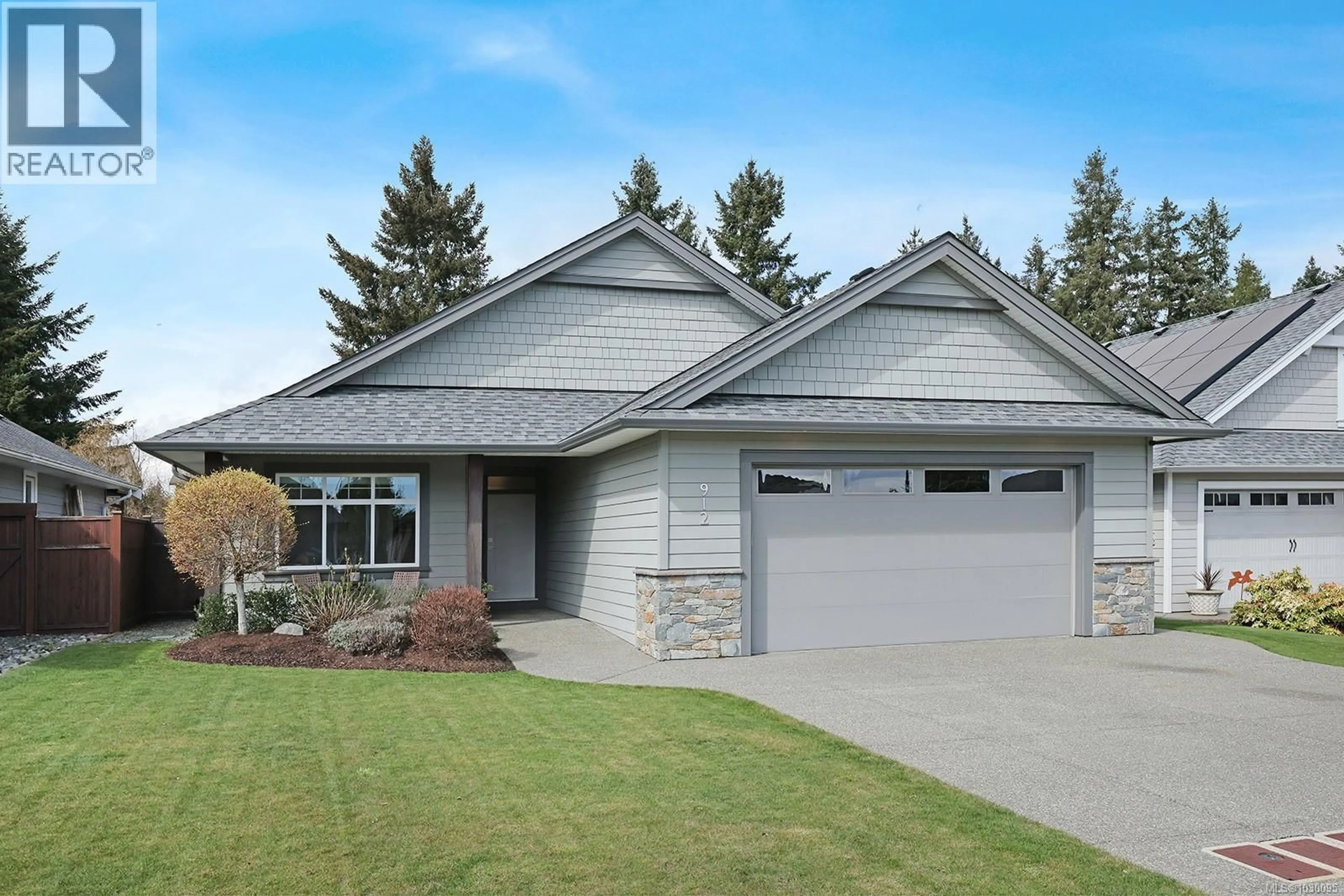 Home with vinyl exterior material, street for 912 PRESTWICK PLACE, Courtenay British Columbia V9N0E1