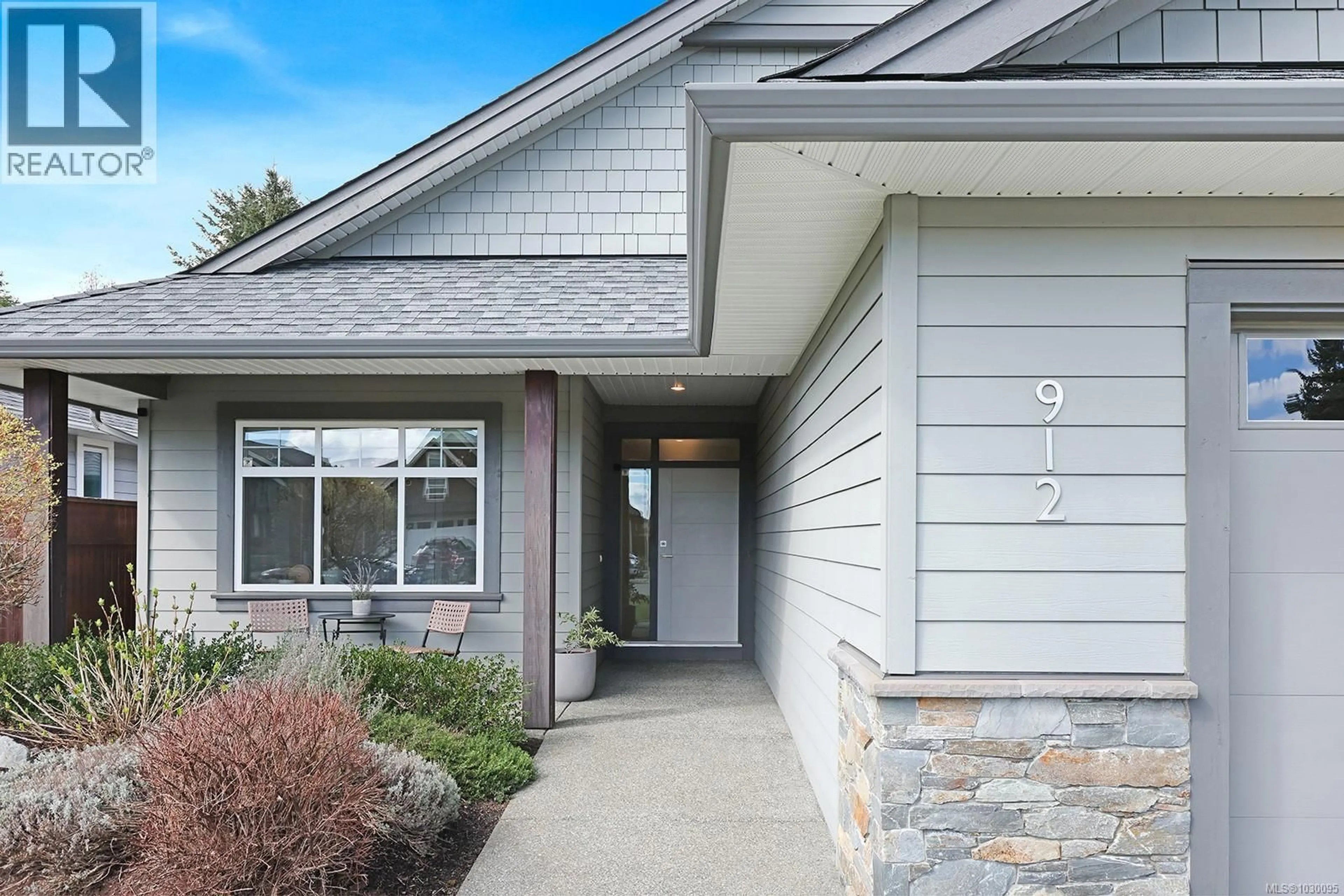 Home with vinyl exterior material, street for 912 PRESTWICK PLACE, Courtenay British Columbia V9N0E1