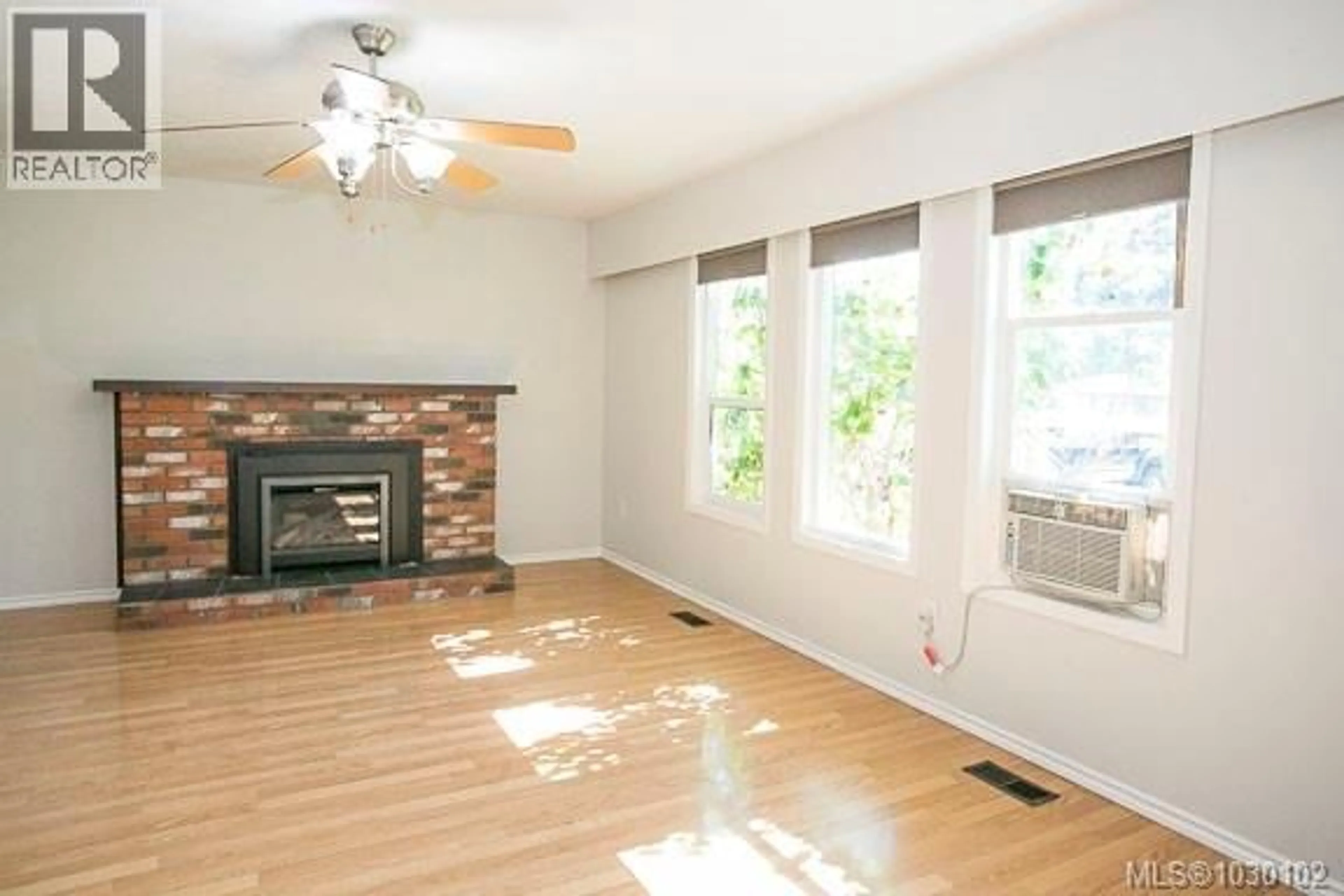 Living room with furniture, wood/laminate floor for 5829 CARMEL DRIVE, Duncan British Columbia V9L4G9