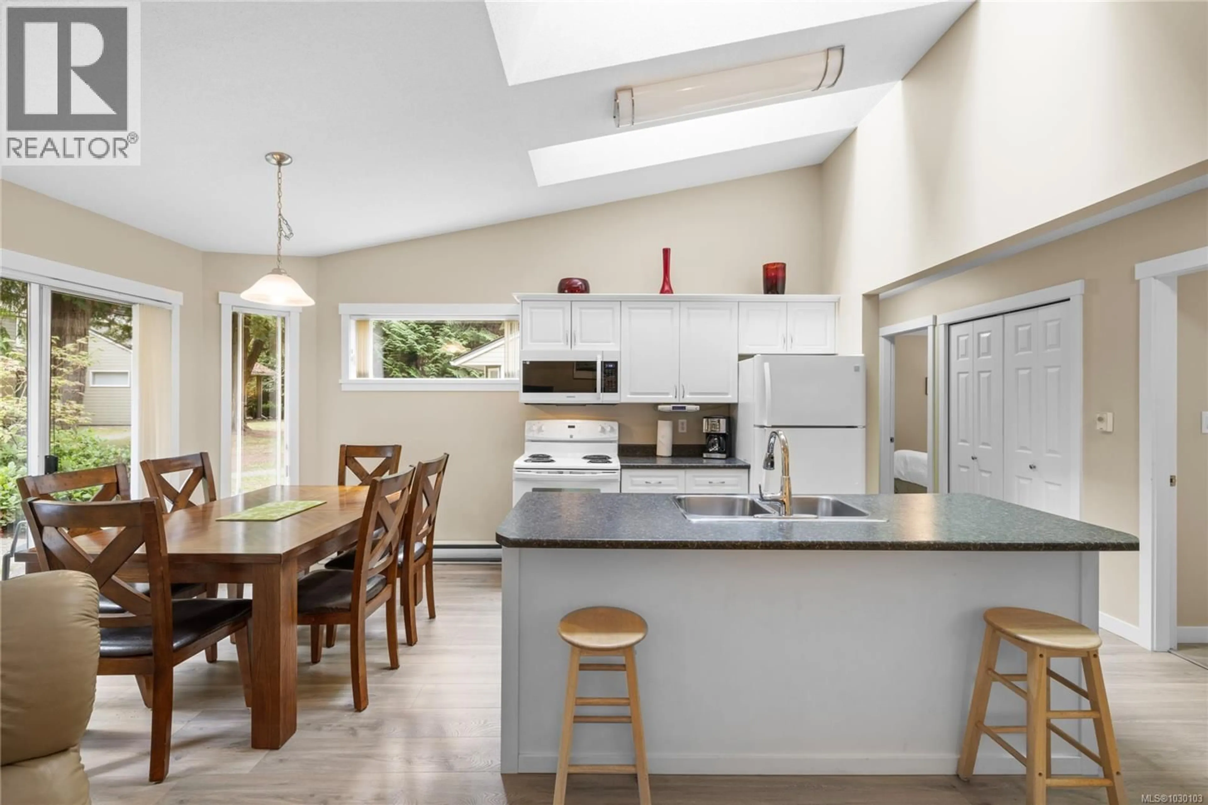 Contemporary kitchen, unknown for 57 - 1135 RESORT DRIVE, Parksville British Columbia V9P2T6