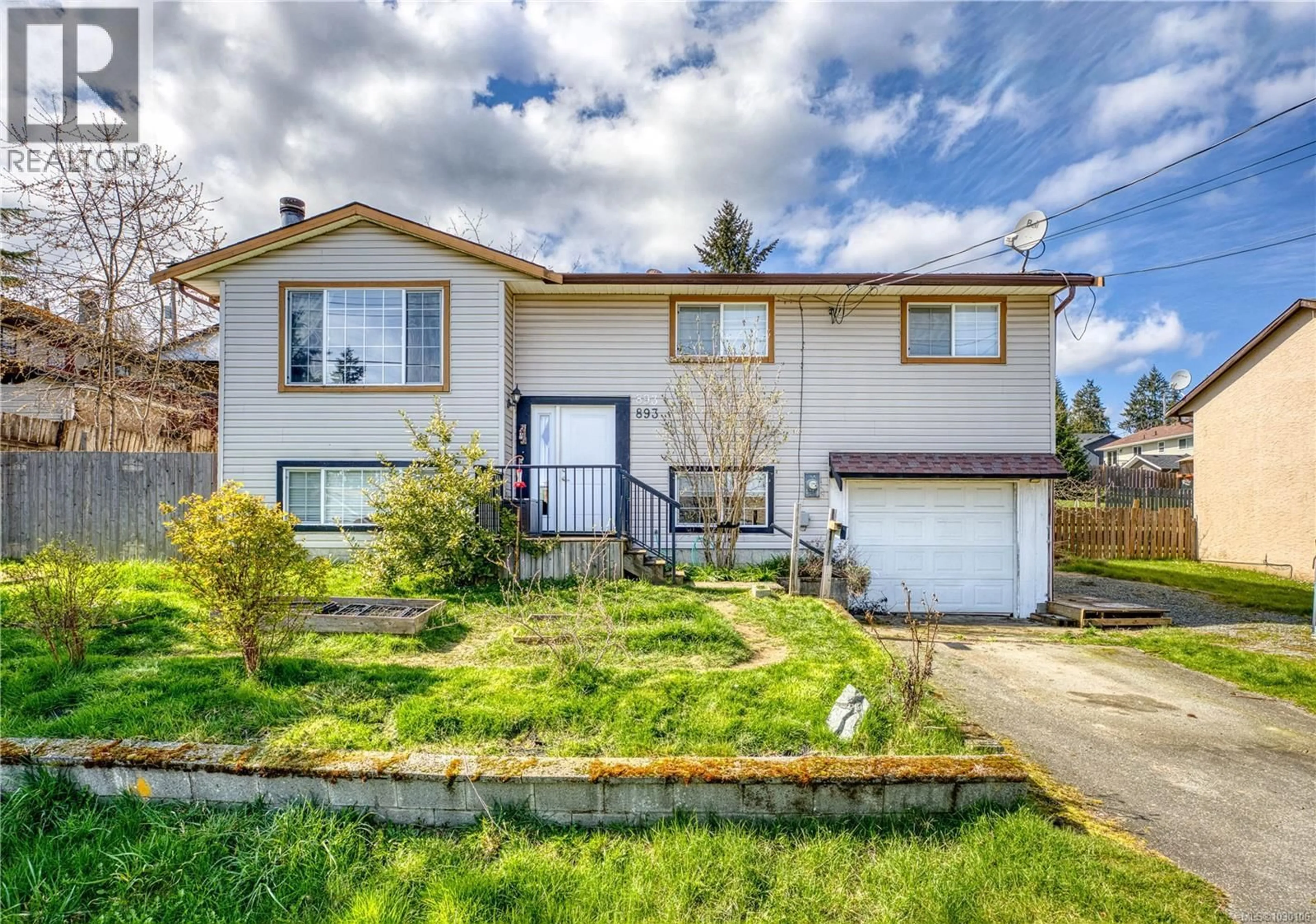 Home with vinyl exterior material, street for 893 GEORGIA AVENUE, Nanaimo British Columbia V9R5Y4