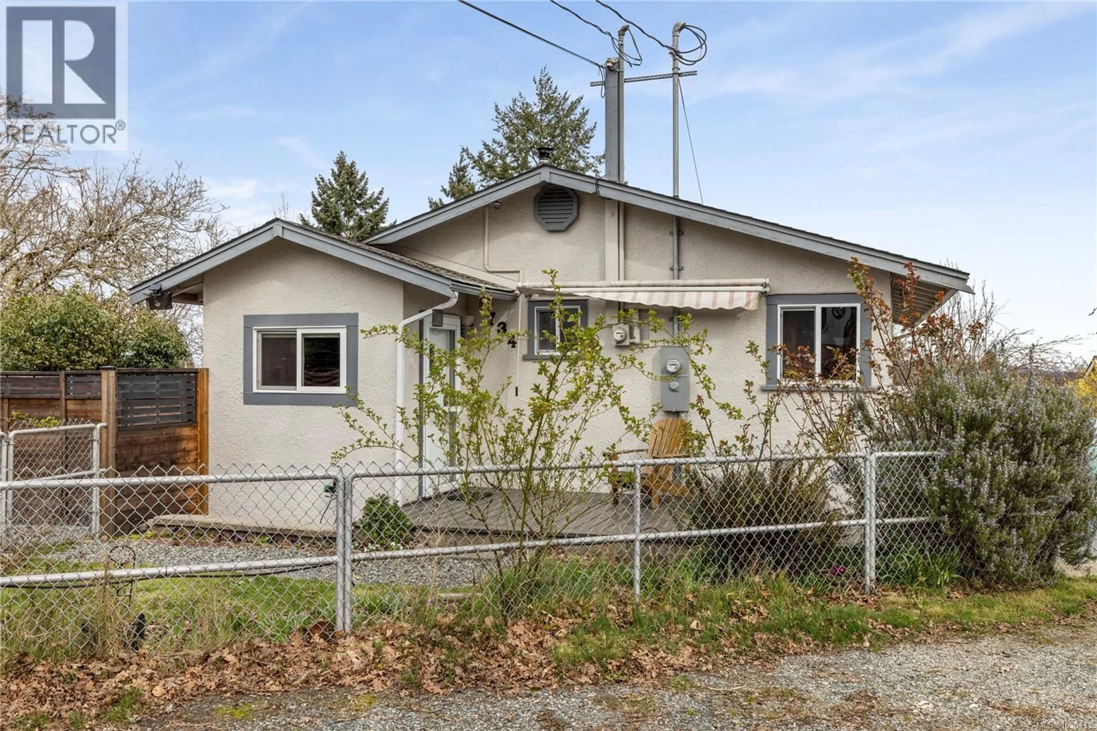 Home with vinyl exterior material, street for 734 RAILWAY AVENUE, Nanaimo British Columbia V9R4L2