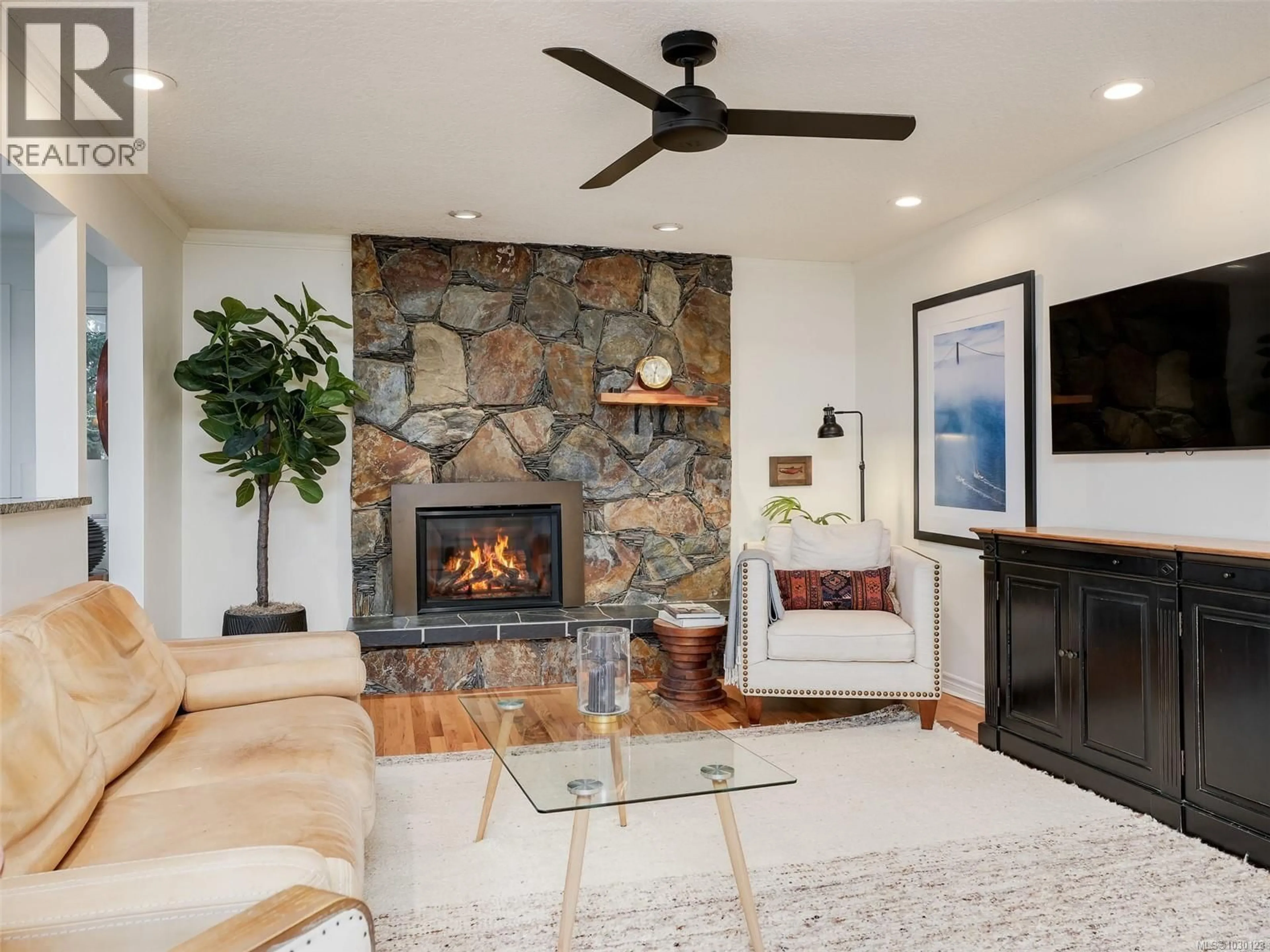 Living room with furniture, unknown for 1016 CLARKE ROAD, Central Saanich British Columbia V8M1C7