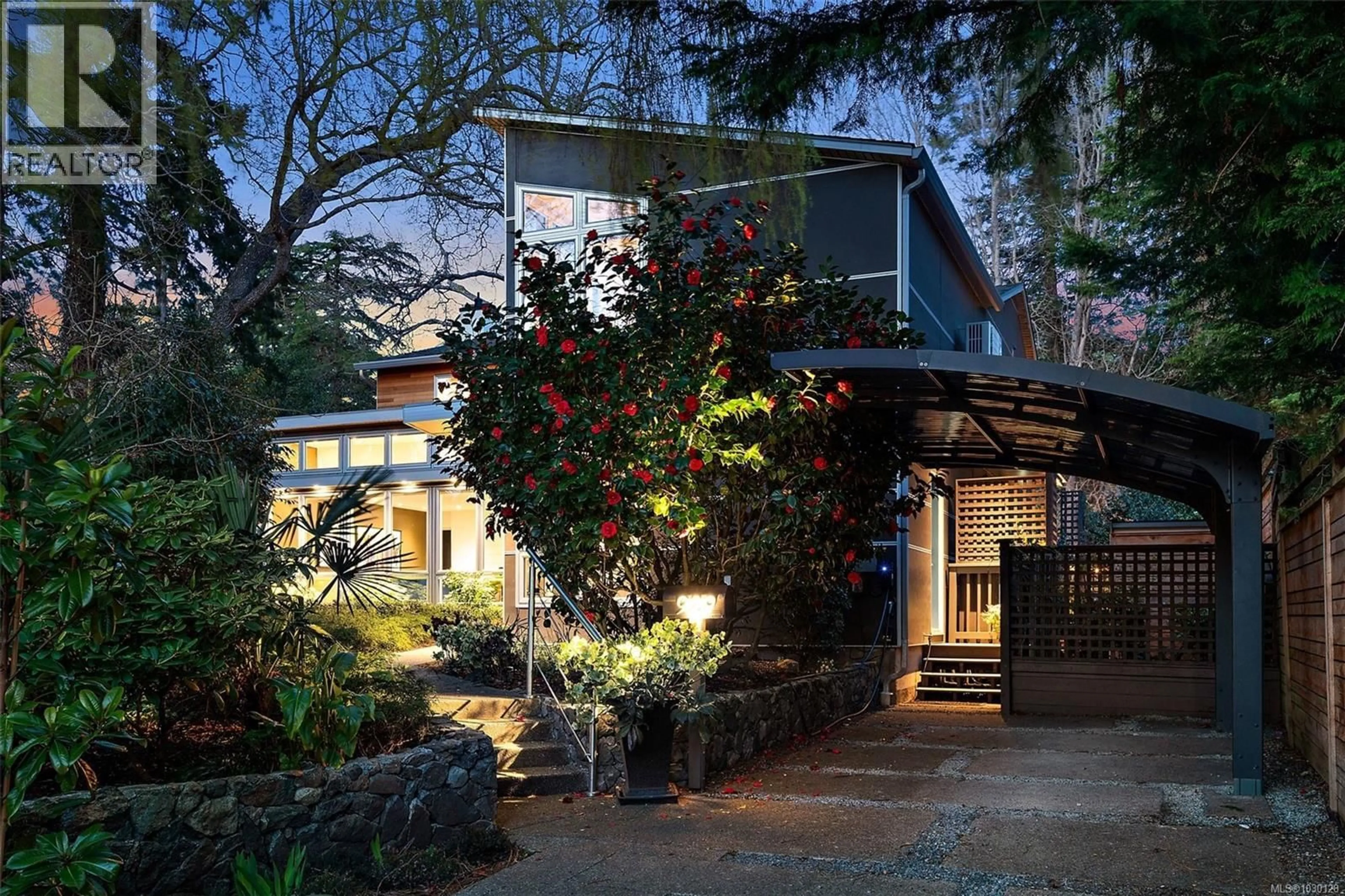 Unknown for 929 REDFERN STREET, Victoria British Columbia V8S4E7