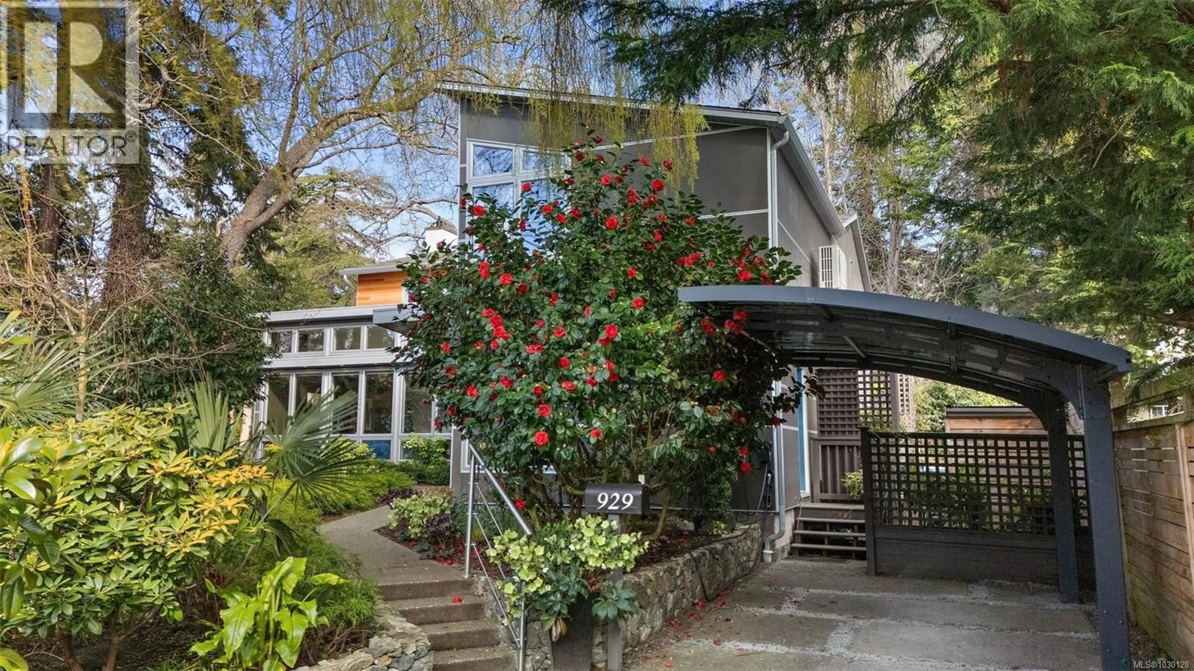 Indoor foyer for 929 REDFERN STREET, Victoria British Columbia V8S4E7