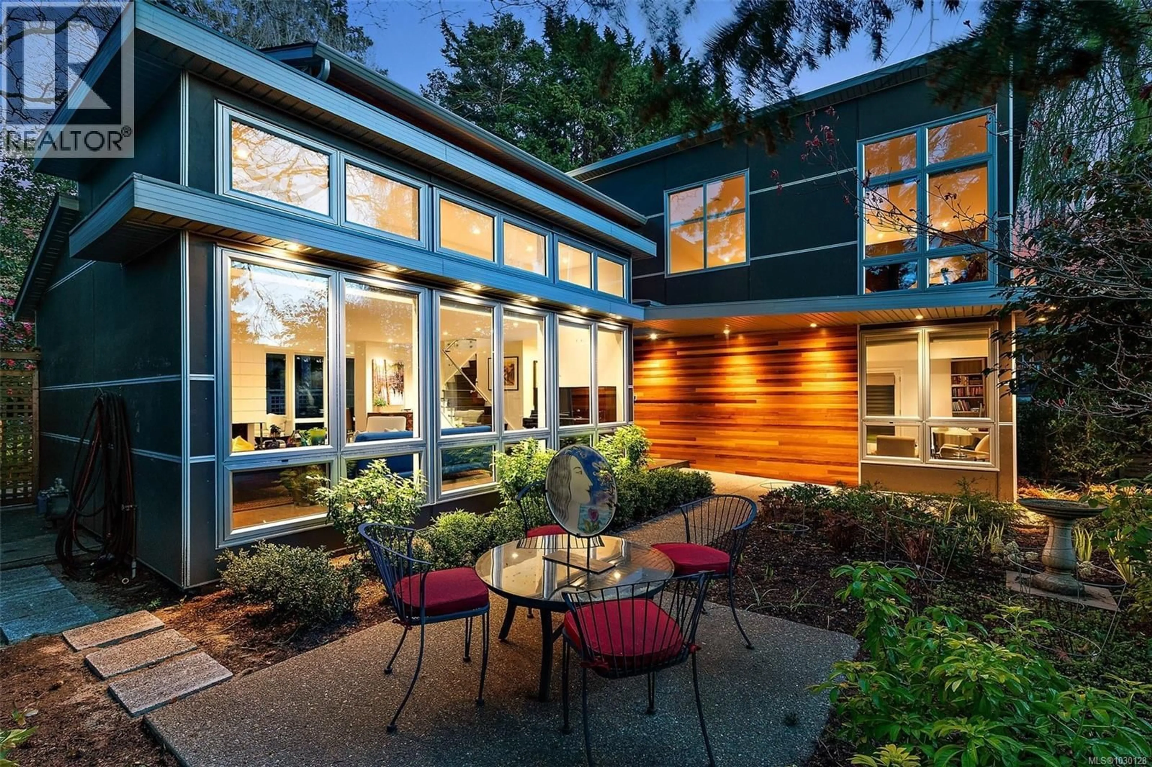 Unknown for 929 REDFERN STREET, Victoria British Columbia V8S4E7