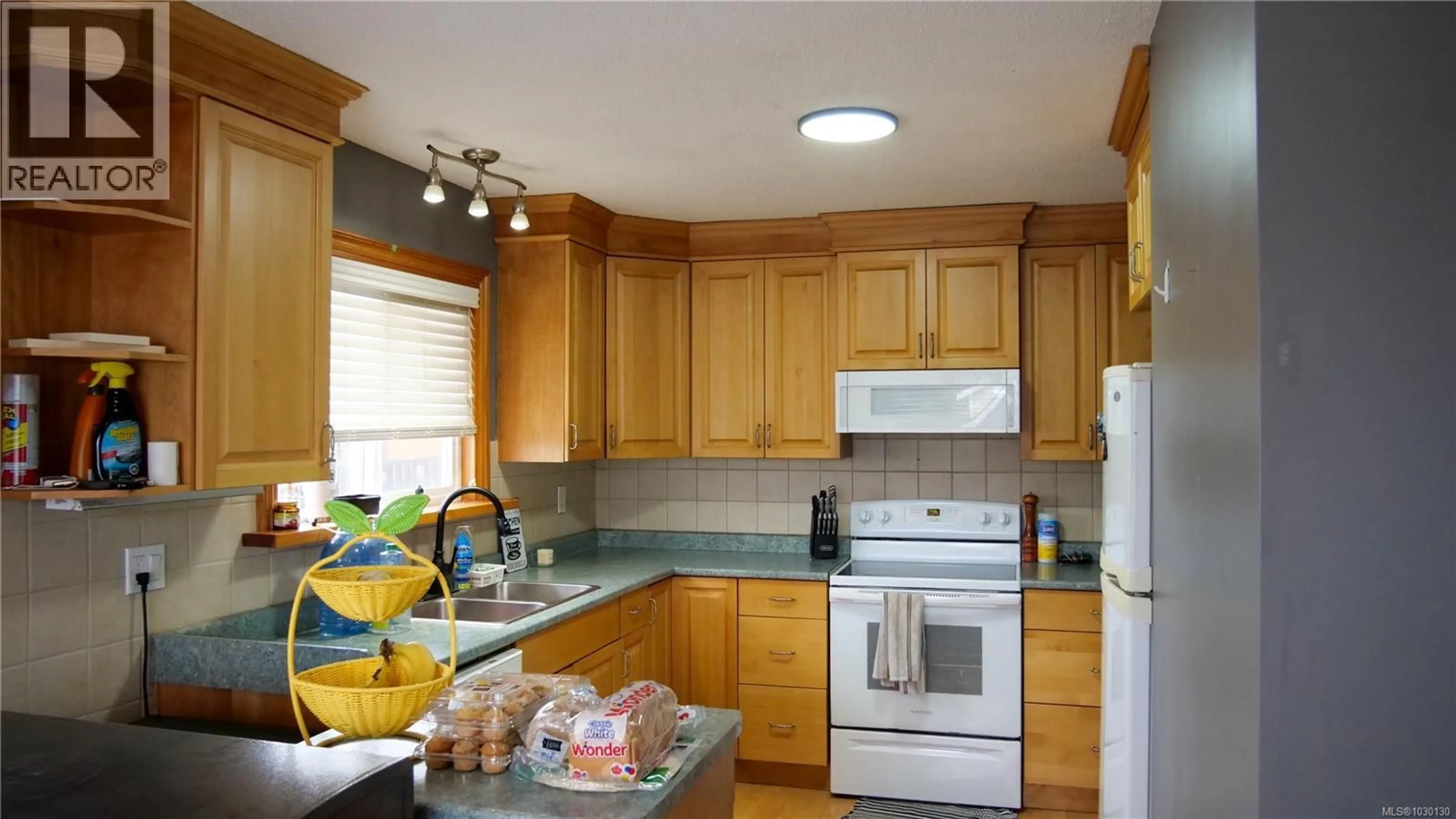 Standard kitchen, ceramic/tile floor for 3151 4TH AVENUE, Port Alberni British Columbia V9Y4G4