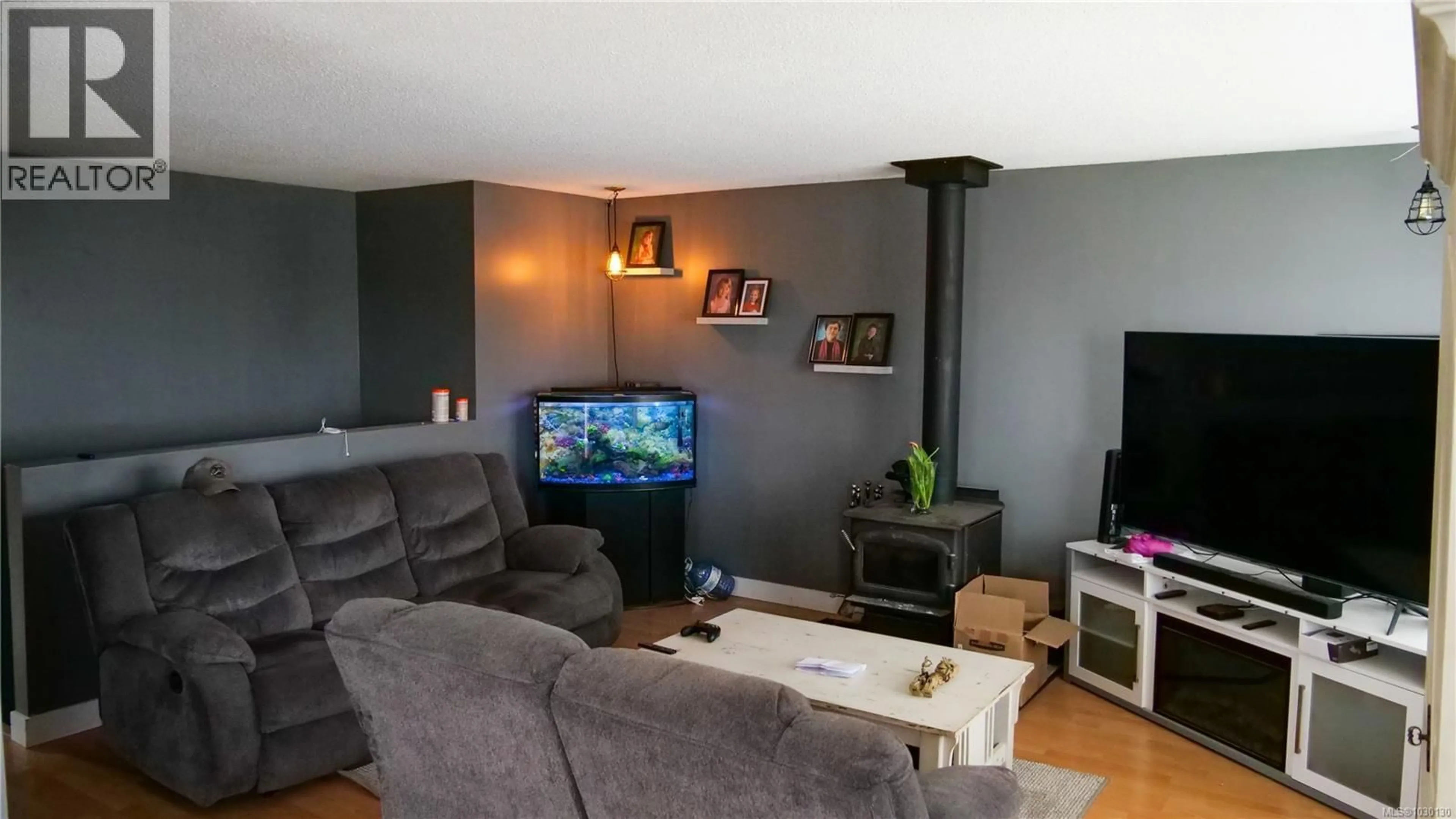 Living room with furniture, wood/laminate floor for 3151 4TH AVENUE, Port Alberni British Columbia V9Y4G4