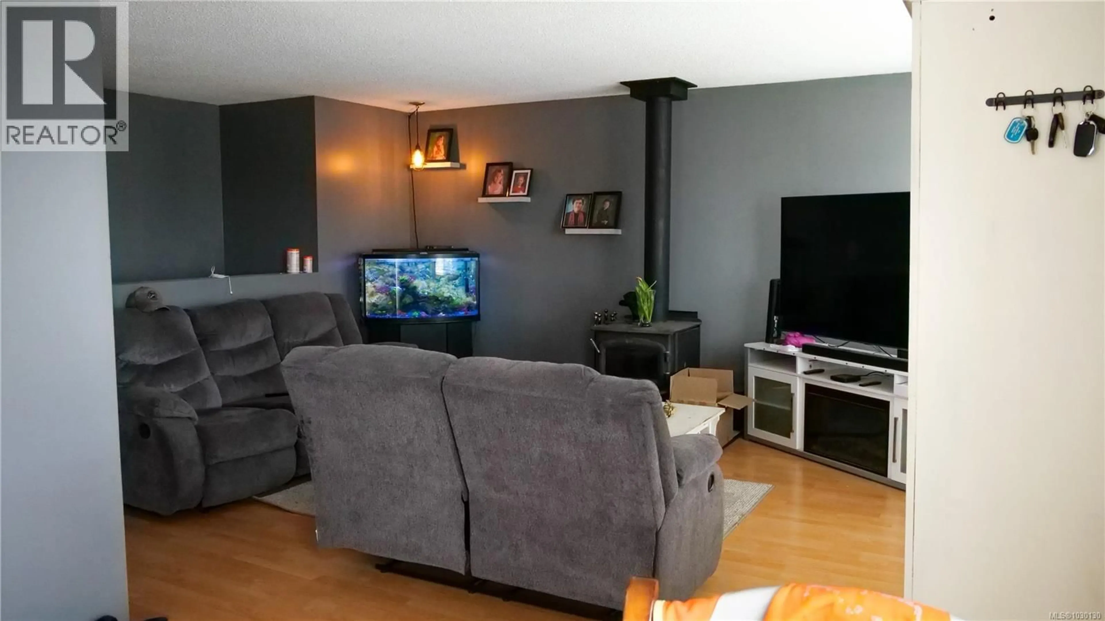 Living room with furniture, wood/laminate floor for 3151 4TH AVENUE, Port Alberni British Columbia V9Y4G4