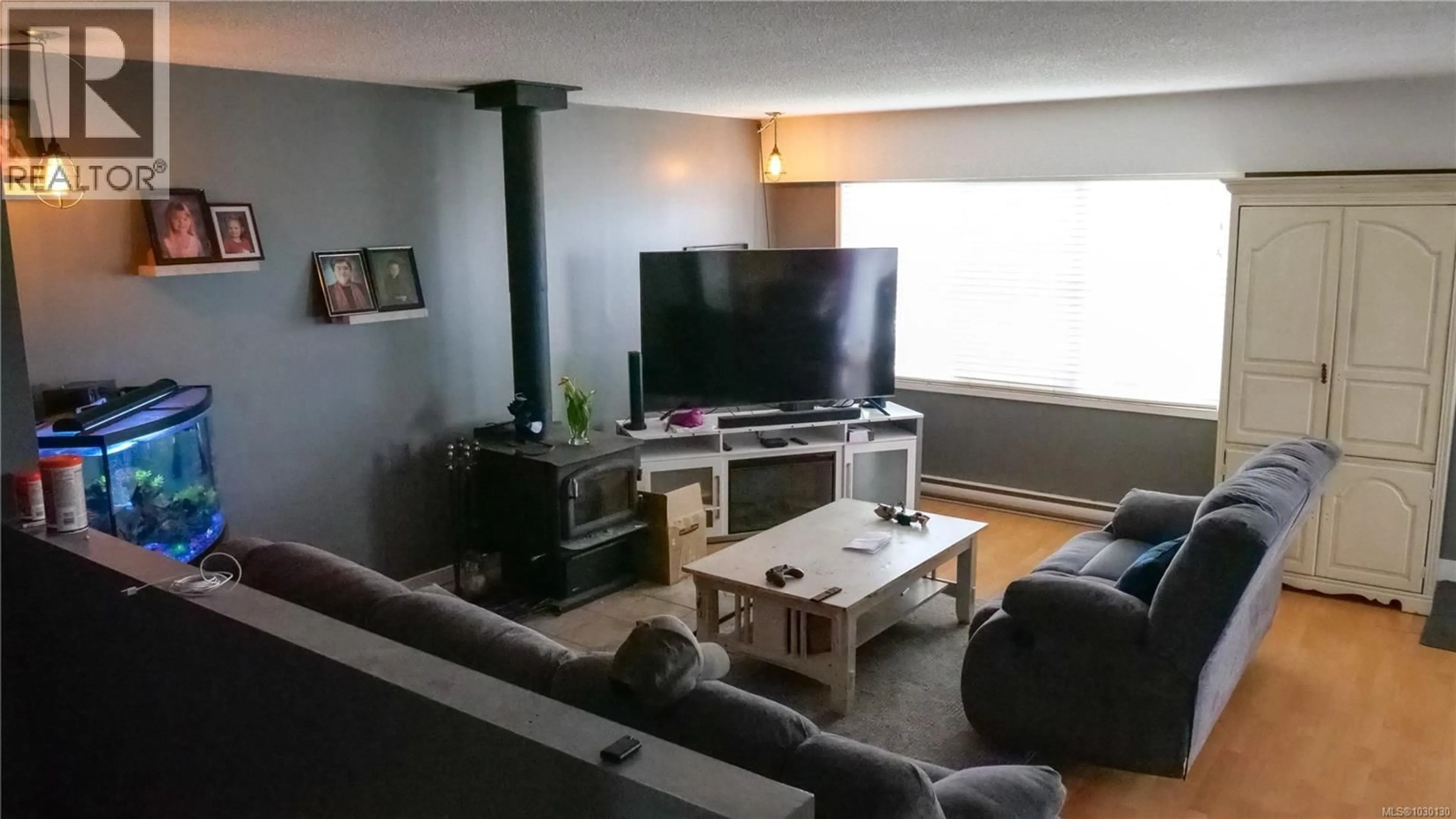Living room with furniture, wood/laminate floor for 3151 4TH AVENUE, Port Alberni British Columbia V9Y4G4