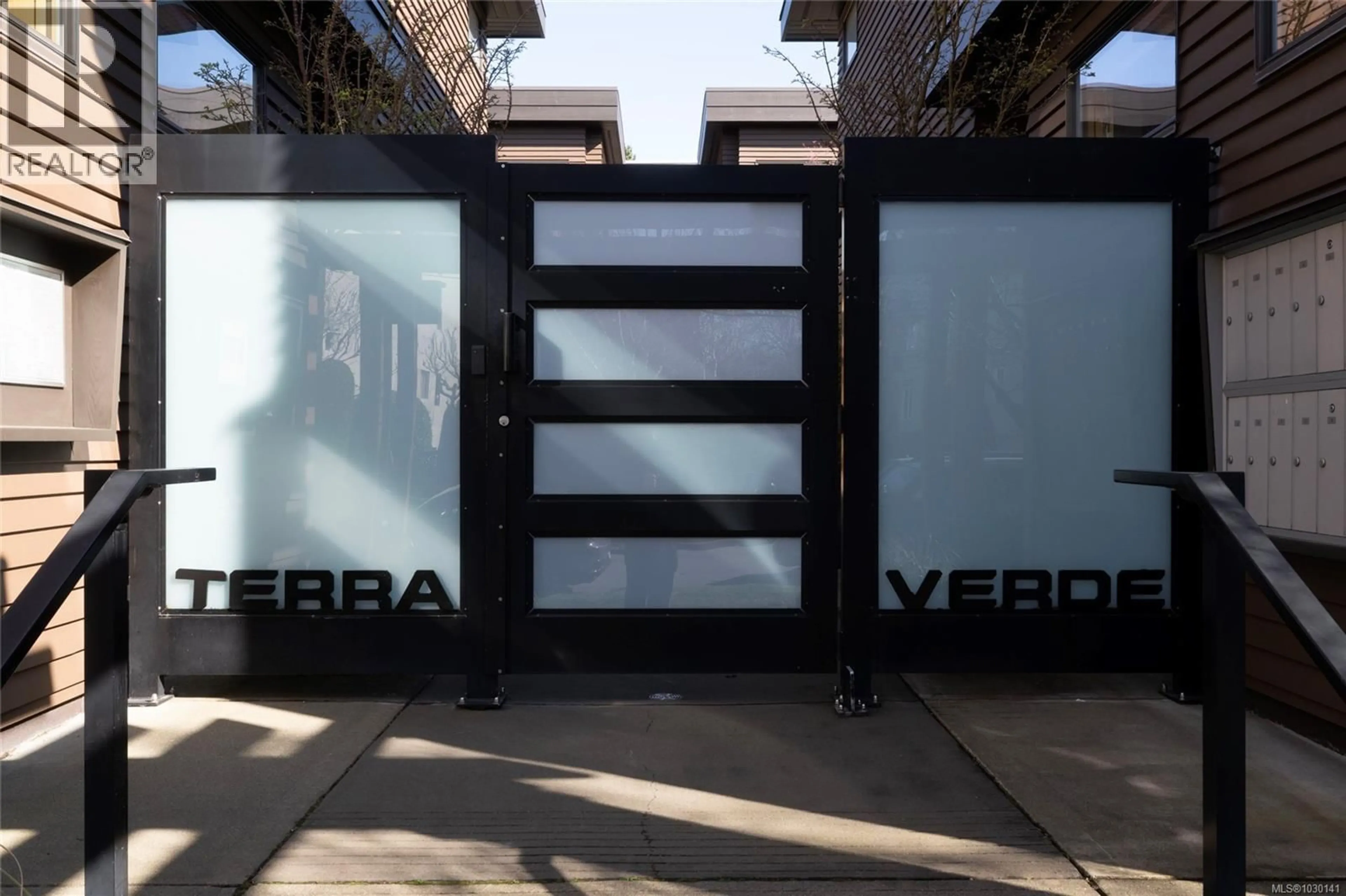 Indoor foyer for 10 - 1020 RICHARDSON STREET, Victoria British Columbia V8V3C5