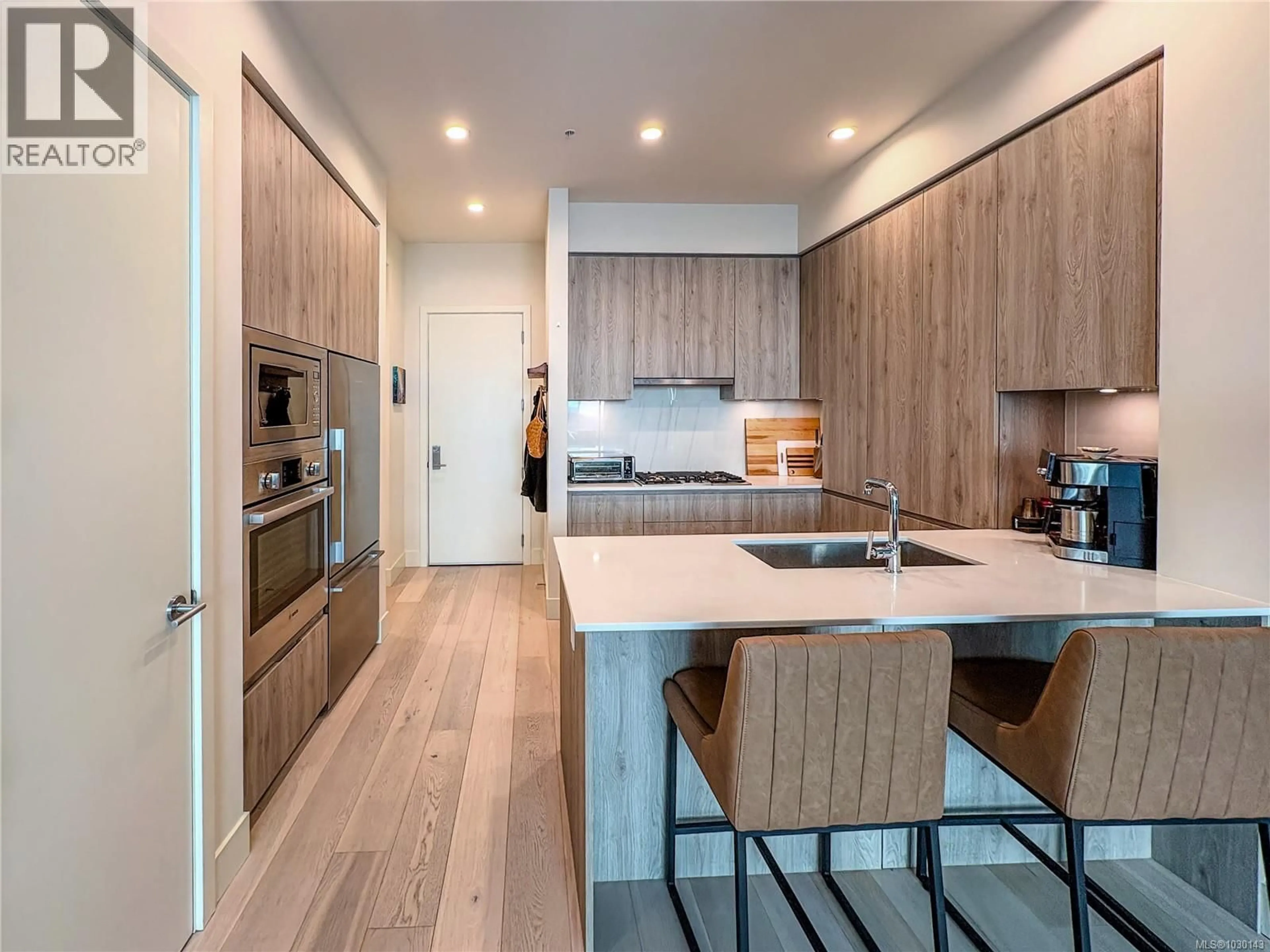 Contemporary kitchen, wood/laminate floor for 301 - 501 PARK PLACE, Esquimalt British Columbia V9A0H3