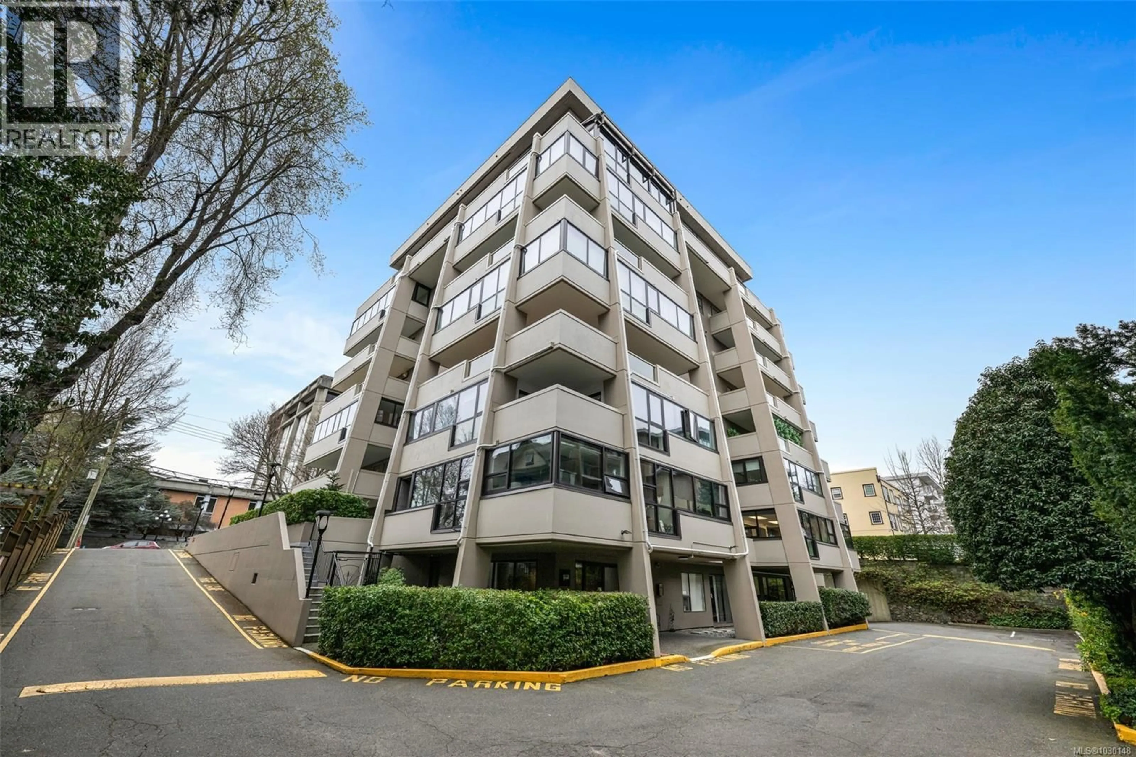 A pic from outside/outdoor area/front of a property/back of a property/a pic from drone, building for 805 - 819 BURDETT AVENUE, Victoria British Columbia V8W1B3