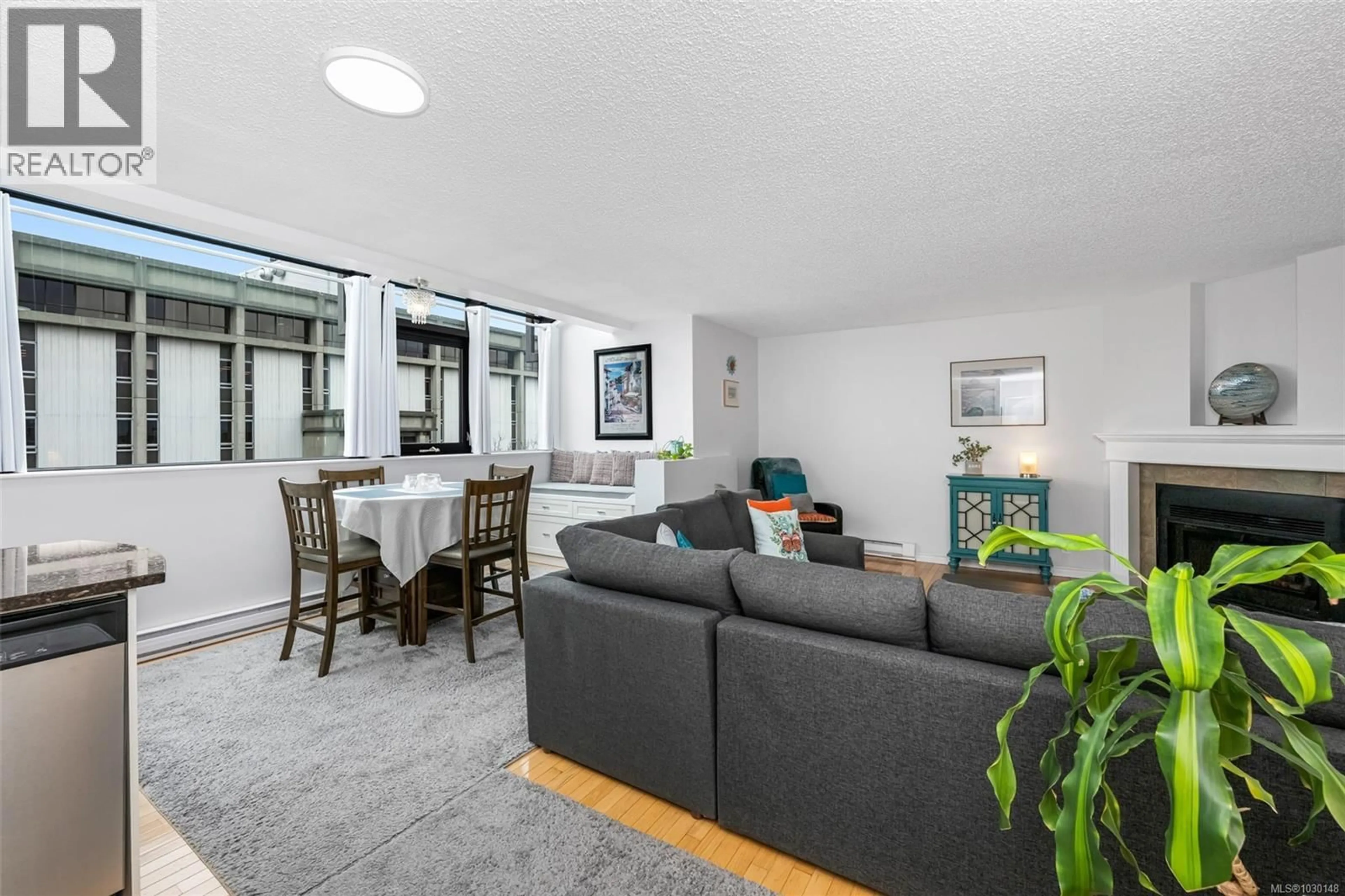 Living room with furniture, unknown for 805 - 819 BURDETT AVENUE, Victoria British Columbia V8W1B3