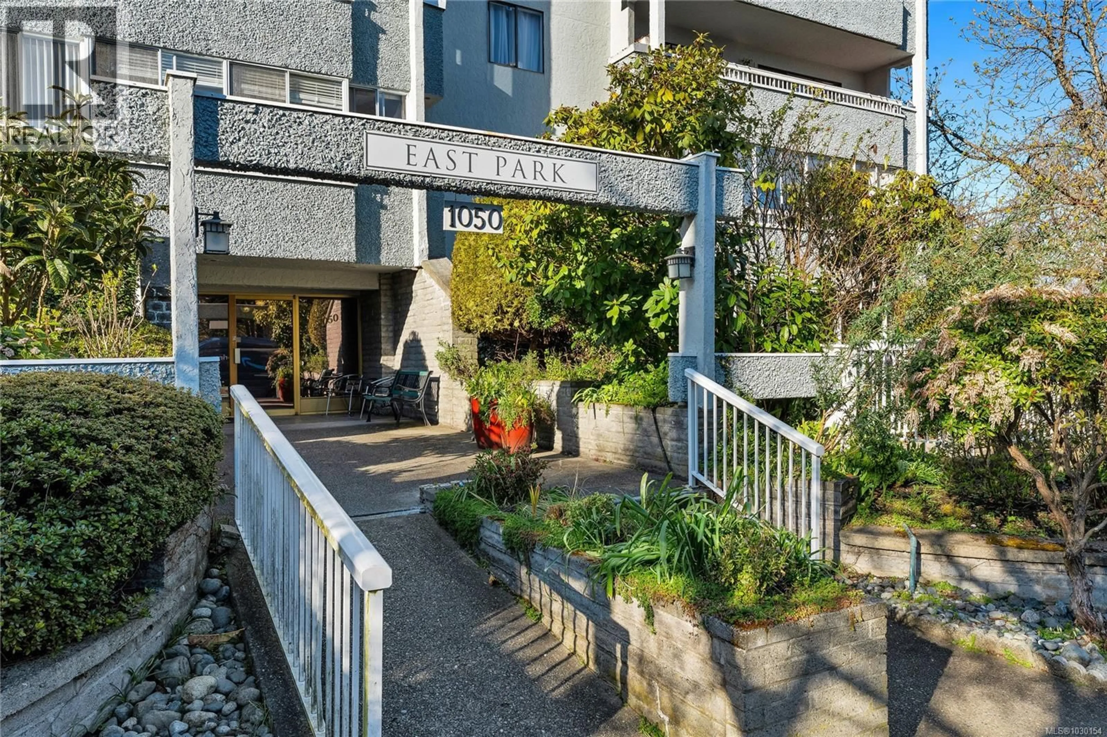 Patio, street for 207 - 1050 PARK BOULEVARD, Victoria British Columbia V8V2T4