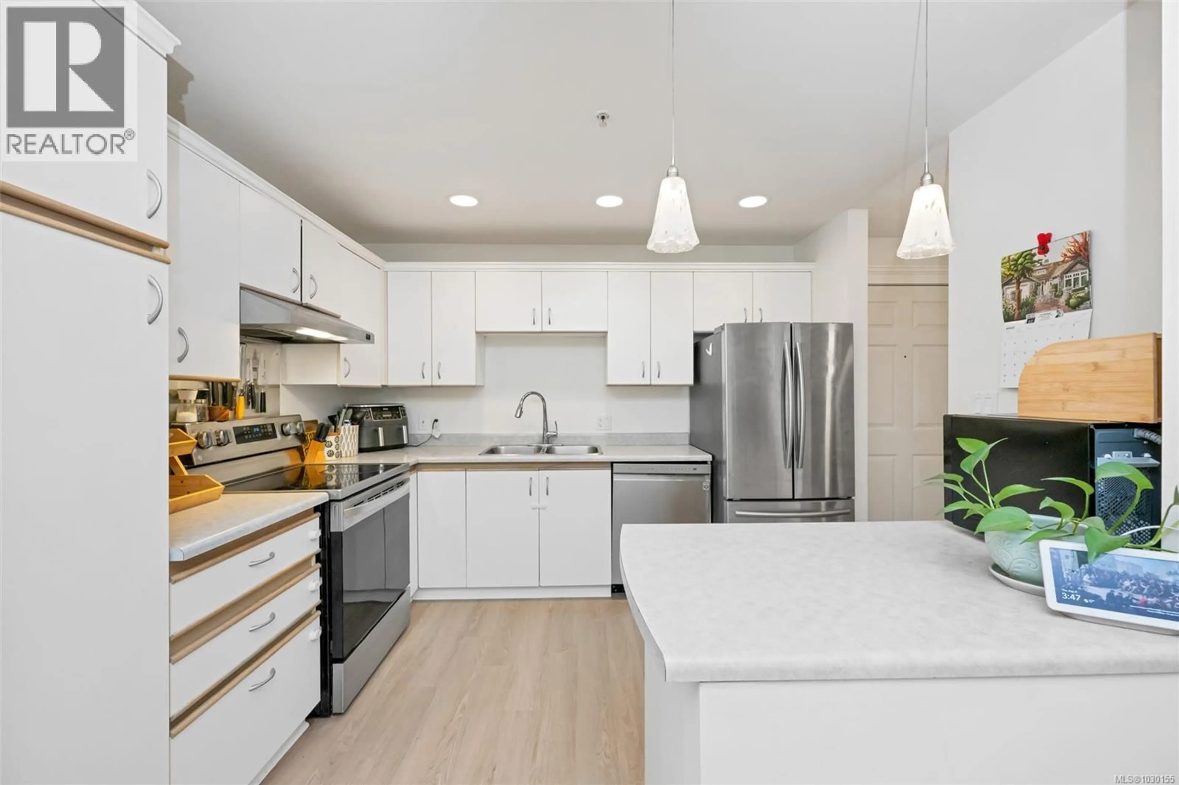 Open concept kitchen, unknown for 204 - 3363 GLASGOW AVENUE, Saanich British Columbia V8X1M5
