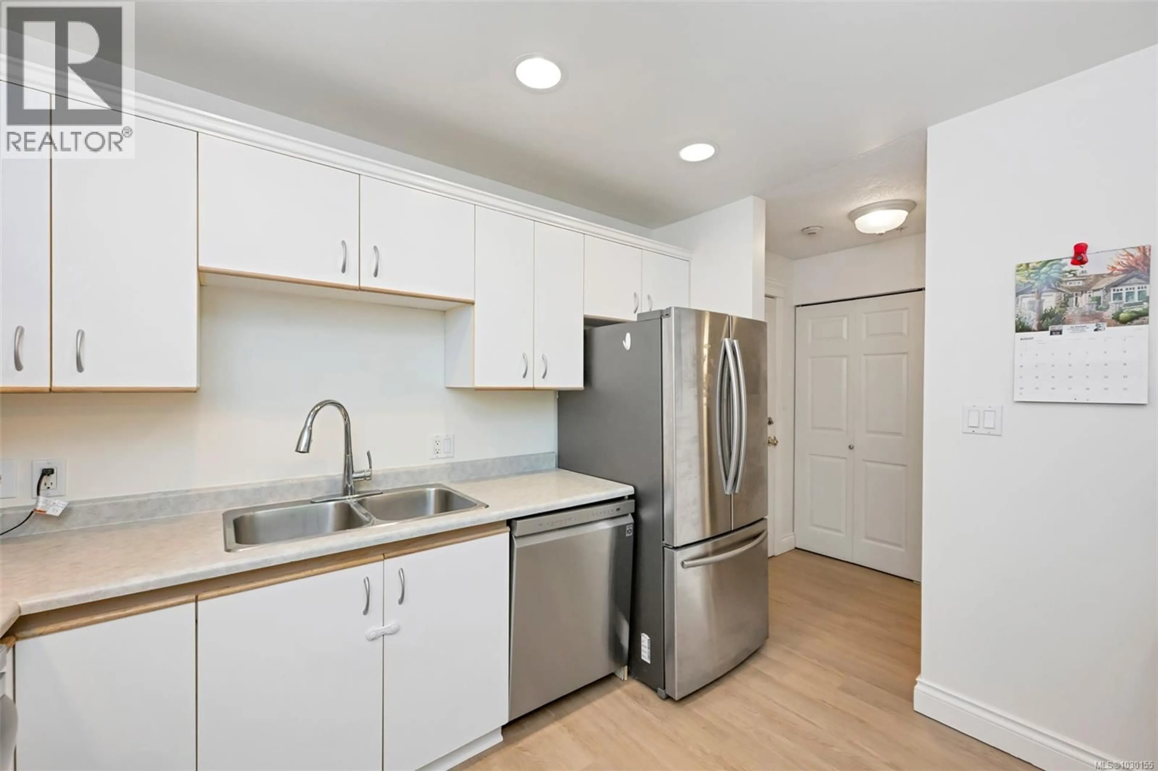 Standard kitchen, unknown for 204 - 3363 GLASGOW AVENUE, Saanich British Columbia V8X1M5