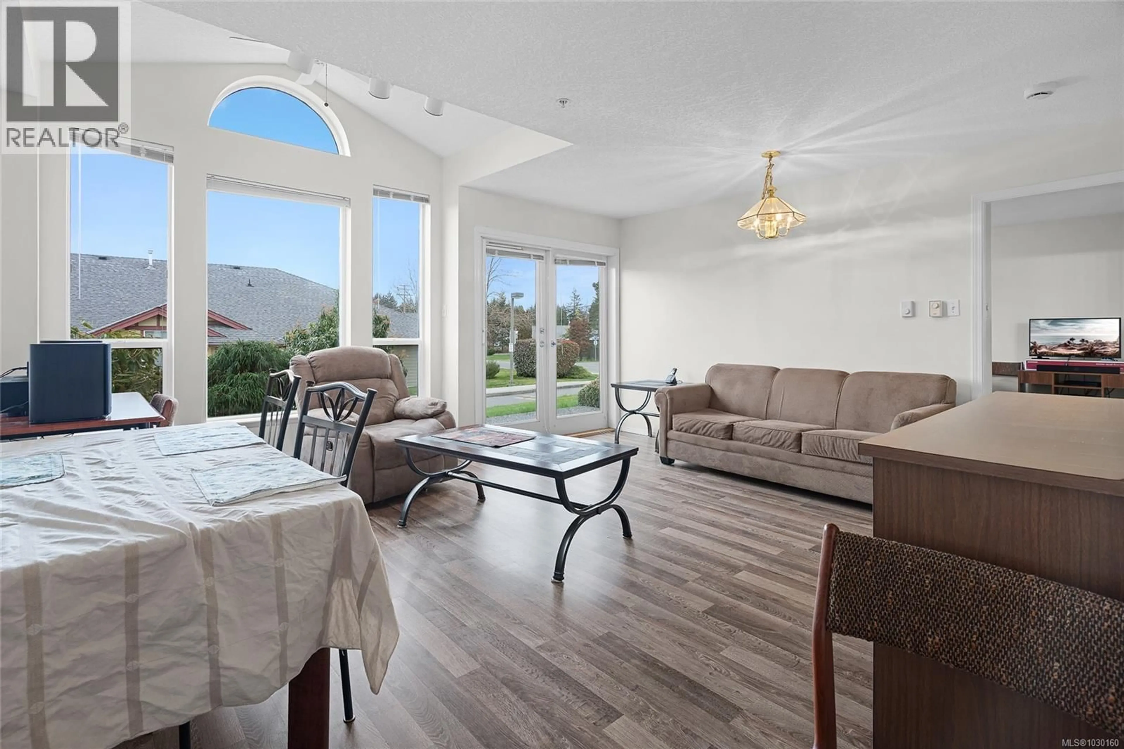 Living room with furniture, unknown for 604 - 265 MILLS STREET, Parksville British Columbia V9P2N5