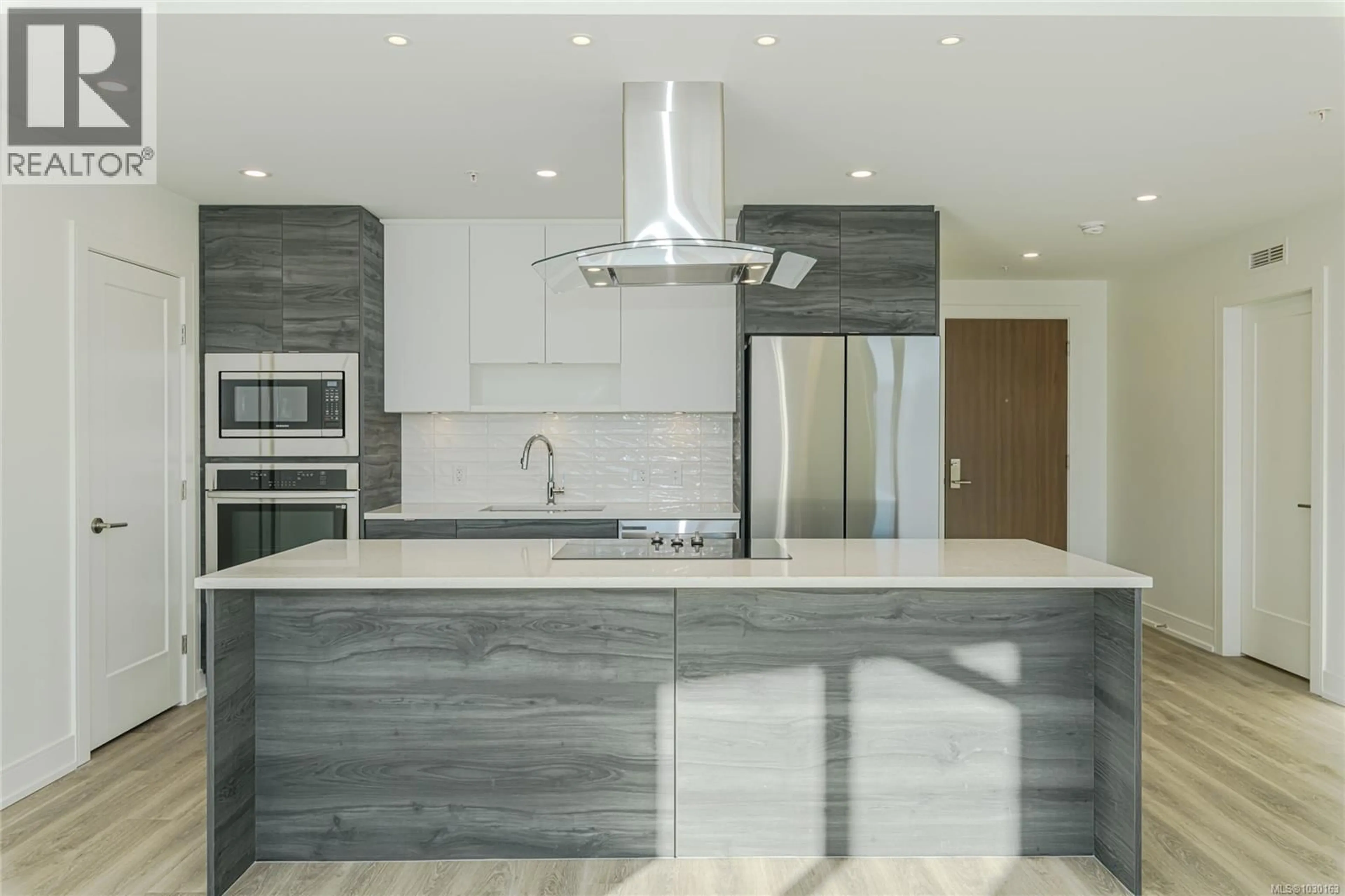 Contemporary kitchen, ceramic/tile floor for 904 - 1628 STORE STREET, Victoria British Columbia V8W0H1