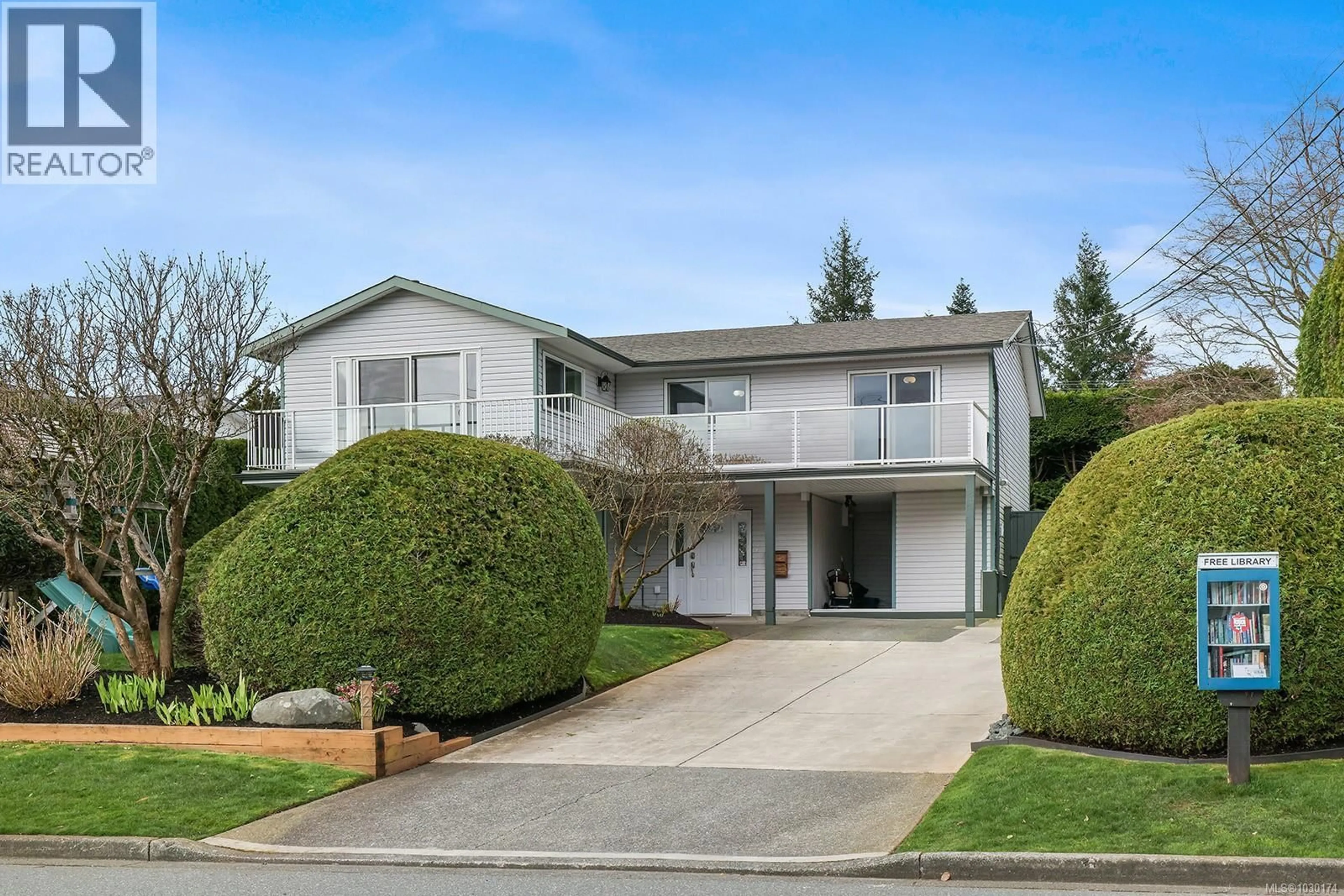 Home with vinyl exterior material, street for 724 GALERNO ROAD, Campbell River British Columbia V9W5J3