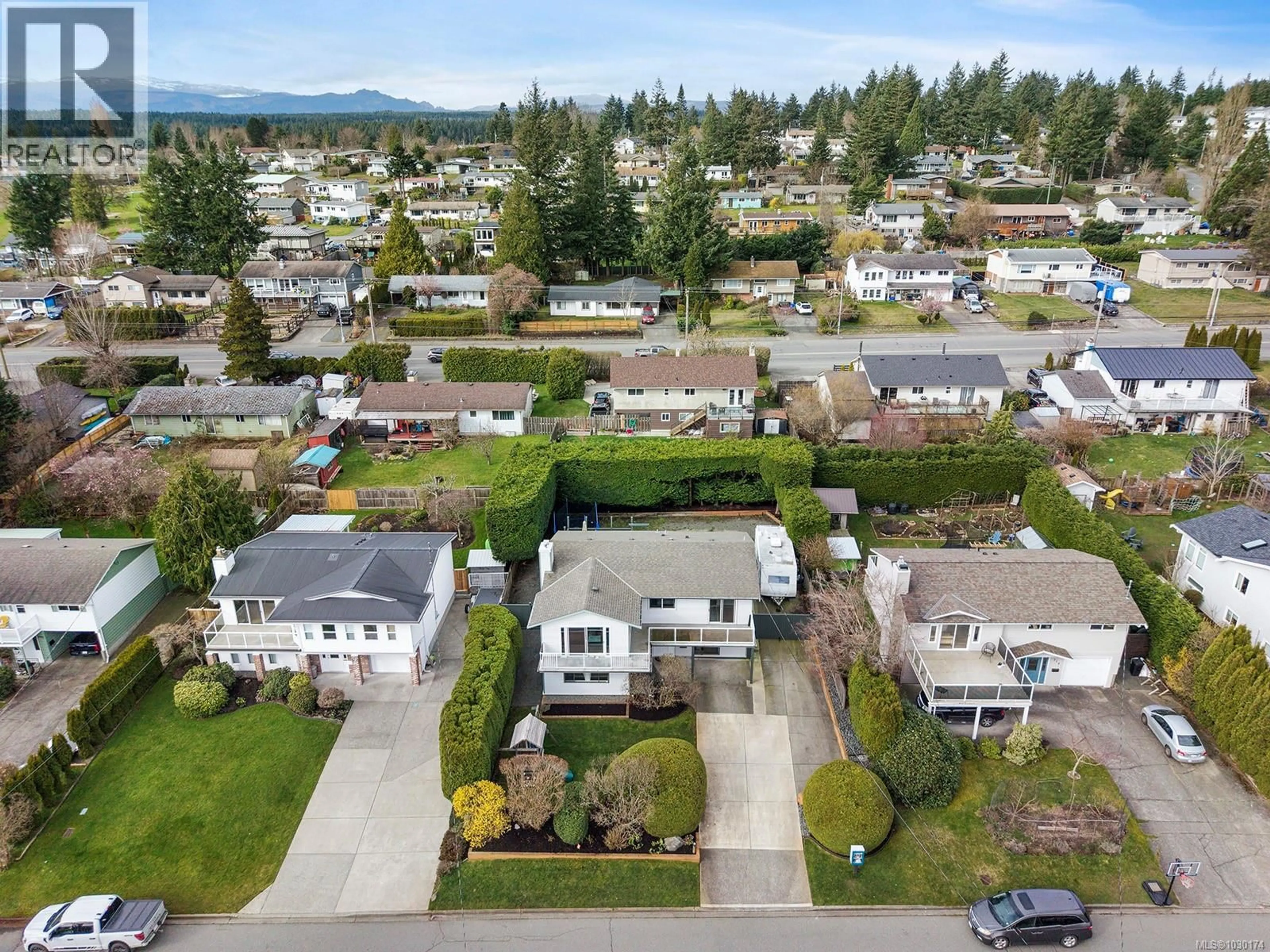 A pic from outside/outdoor area/front of a property/back of a property/a pic from drone, unknown for 724 GALERNO ROAD, Campbell River British Columbia V9W5J3