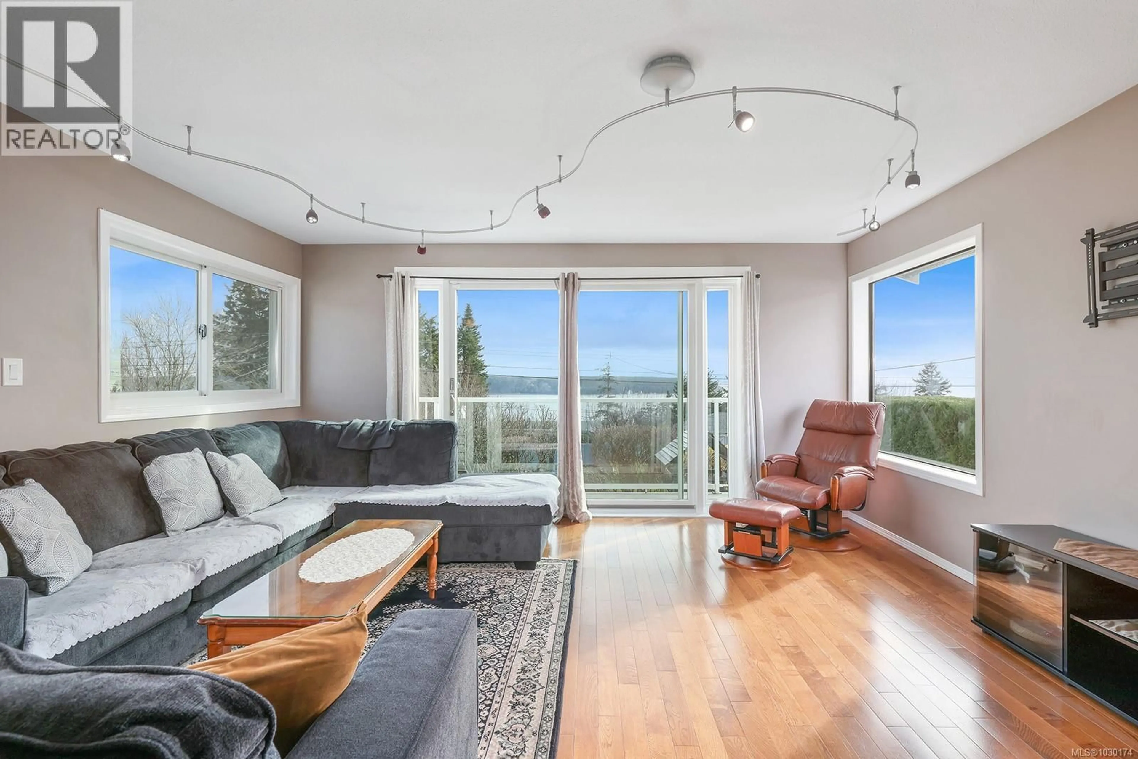 Living room with furniture, wood/laminate floor for 724 GALERNO ROAD, Campbell River British Columbia V9W5J3
