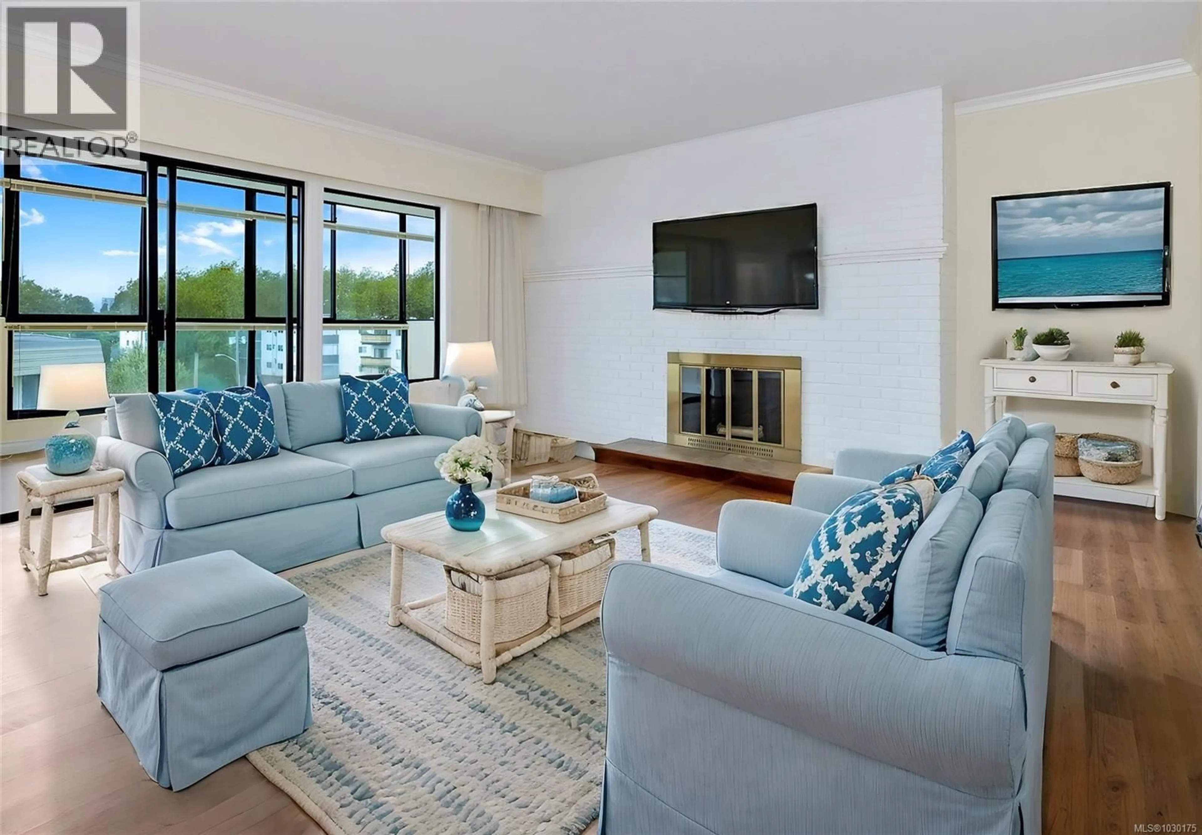 Living room with furniture, unknown for 506 - 420 LINDEN AVENUE, Victoria British Columbia V8V4G3