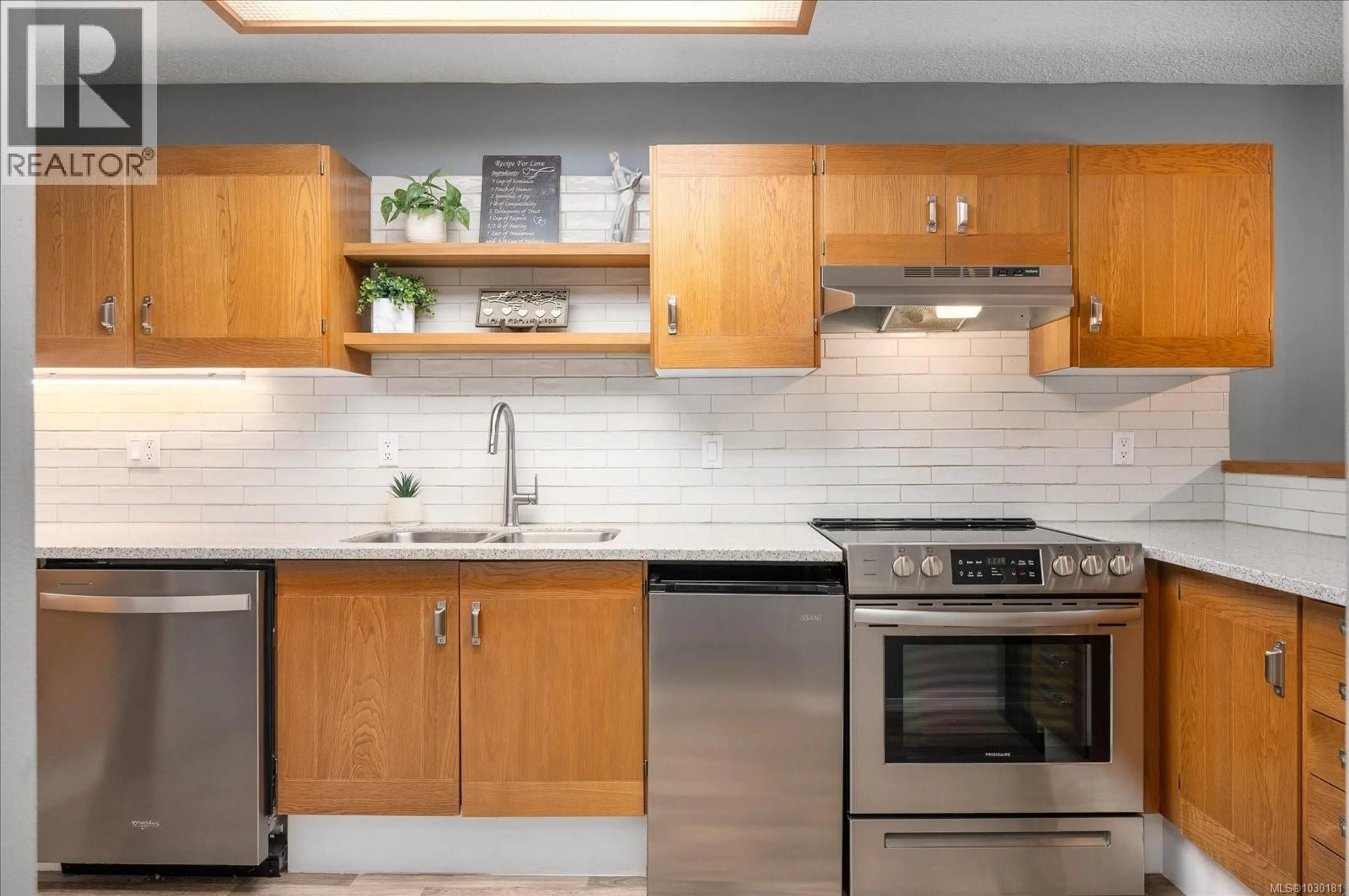 Standard kitchen, ceramic/tile floor for 105 - 309 MORISON AVENUE, Parksville British Columbia V9P1M6