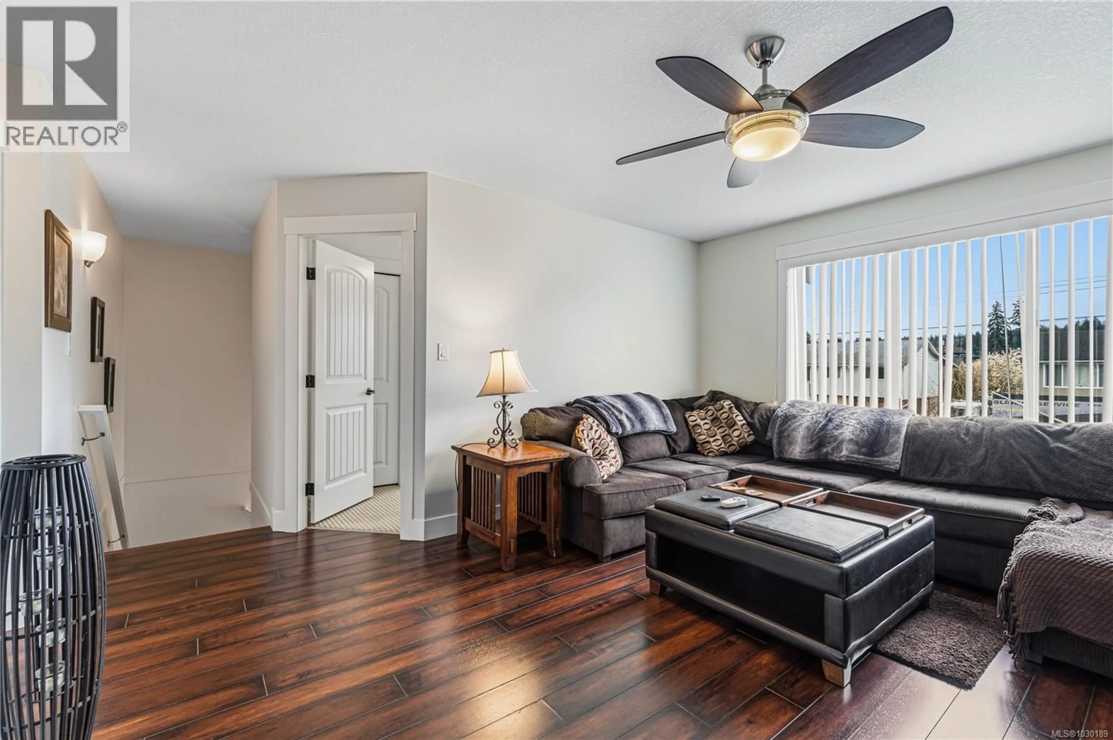 Living room with furniture, wood/laminate floor for 540 NOVA STREET, Nanaimo British Columbia V9R5M9