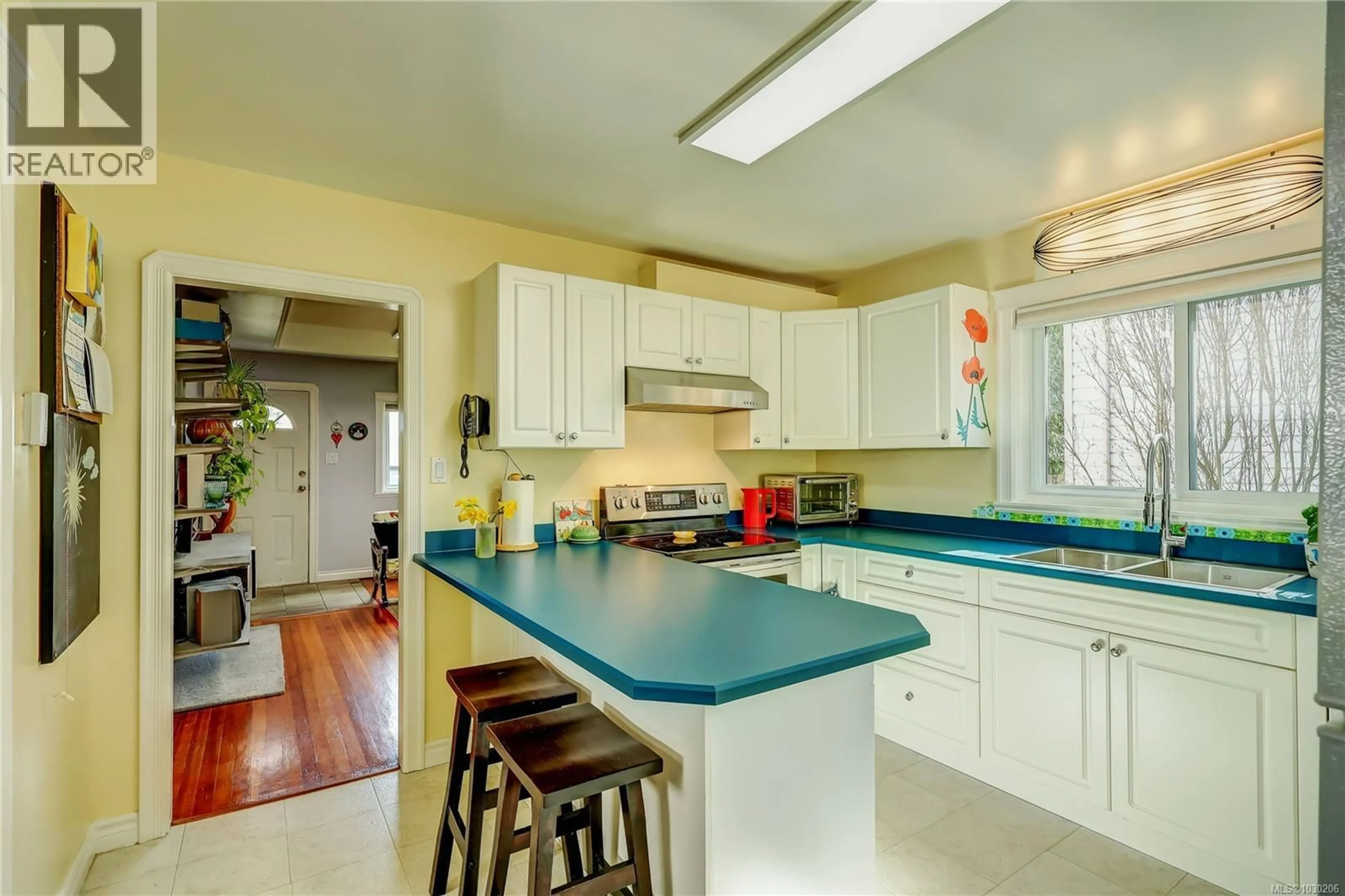 Open concept kitchen, ceramic/tile floor for 659 LAMBERT AVENUE, Nanaimo British Columbia V9R3N9