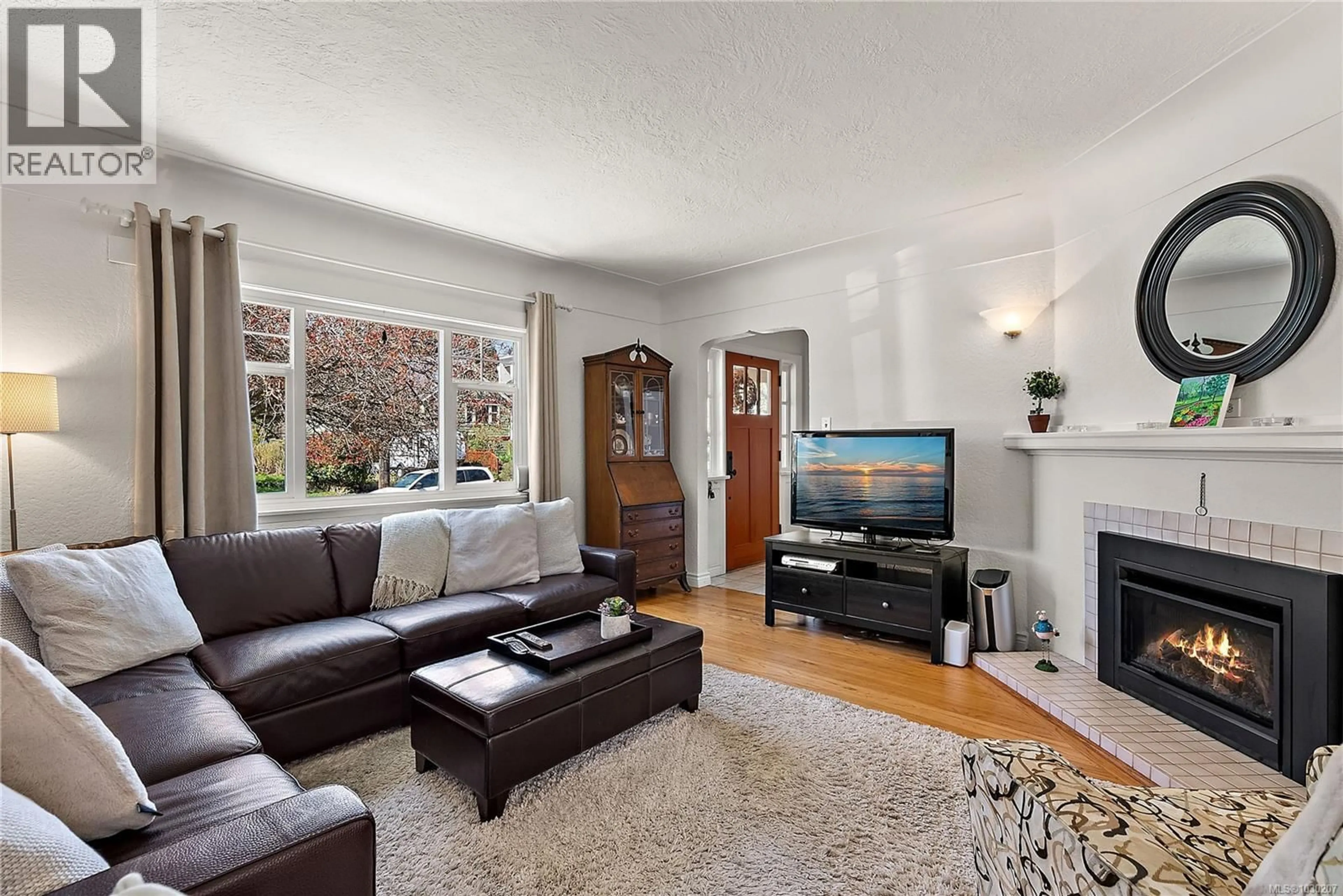 Living room with furniture, unknown for 2635 ASQUITH STREET, Victoria British Columbia V8R3Y4