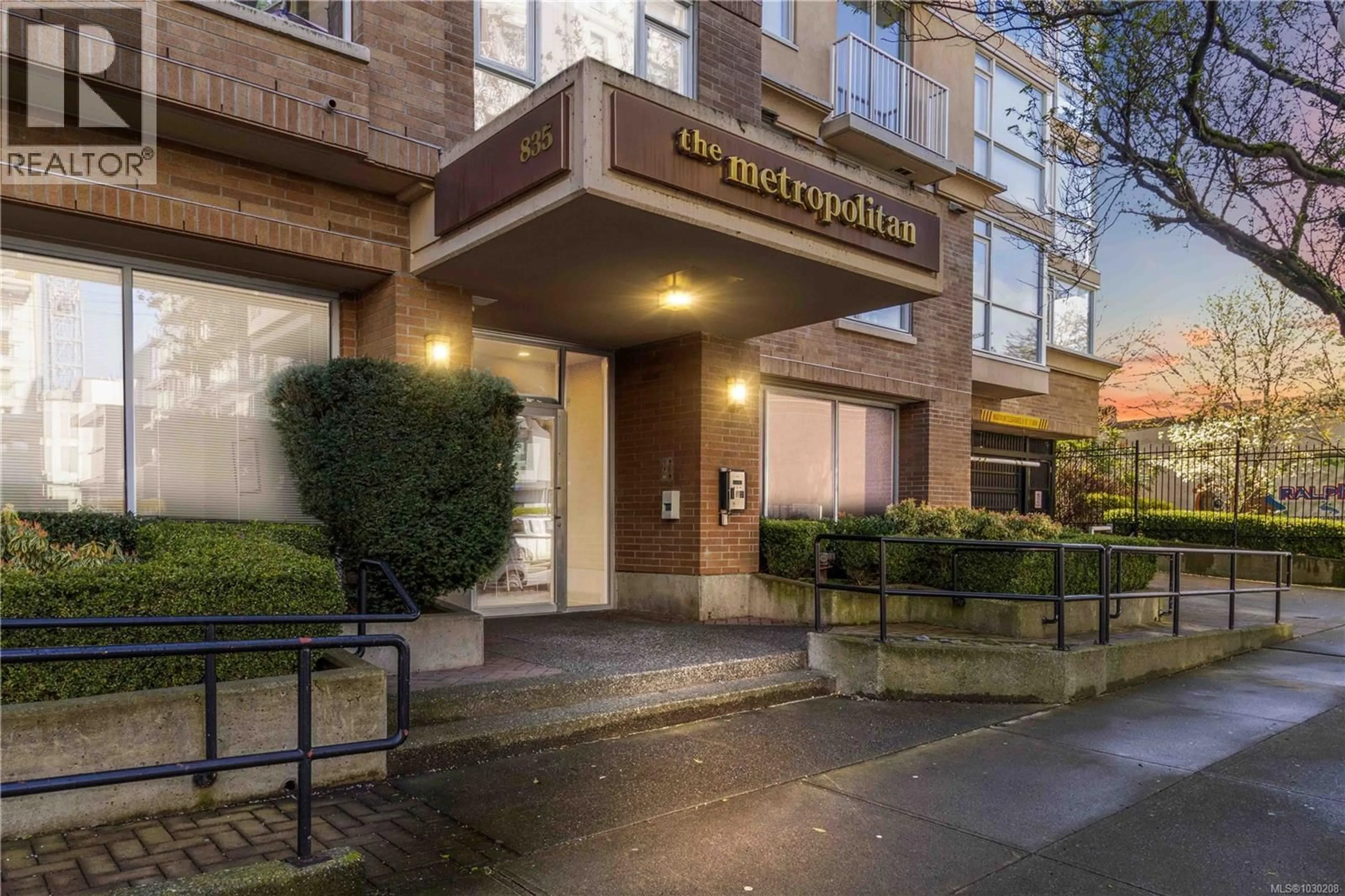 Indoor foyer for 1012 - 835 VIEW STREET, Victoria British Columbia V8W3W8