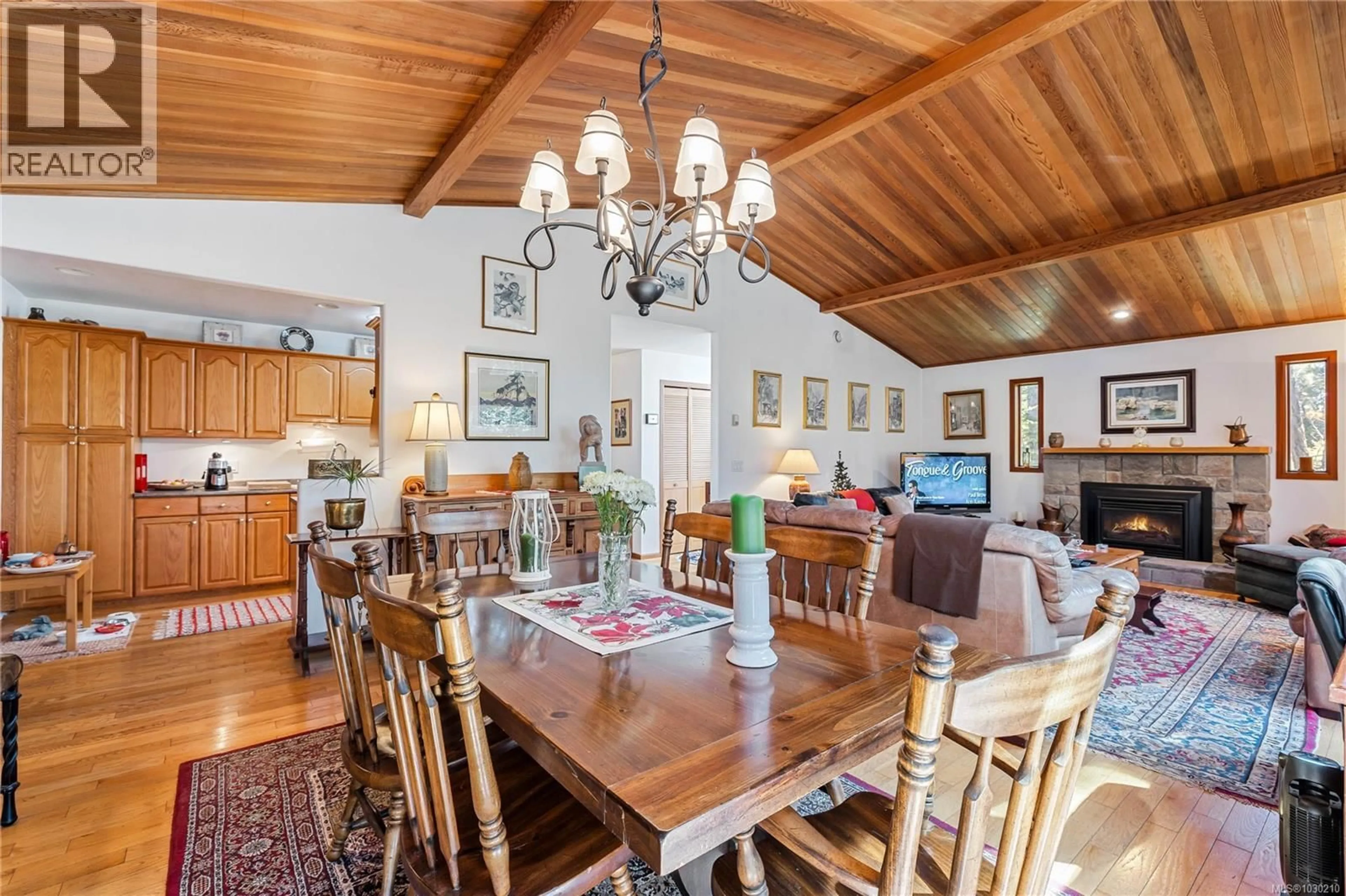 Dining room, wood/laminate floor for 112 CAIRNS PLACE, Salt Spring British Columbia V8K2K9