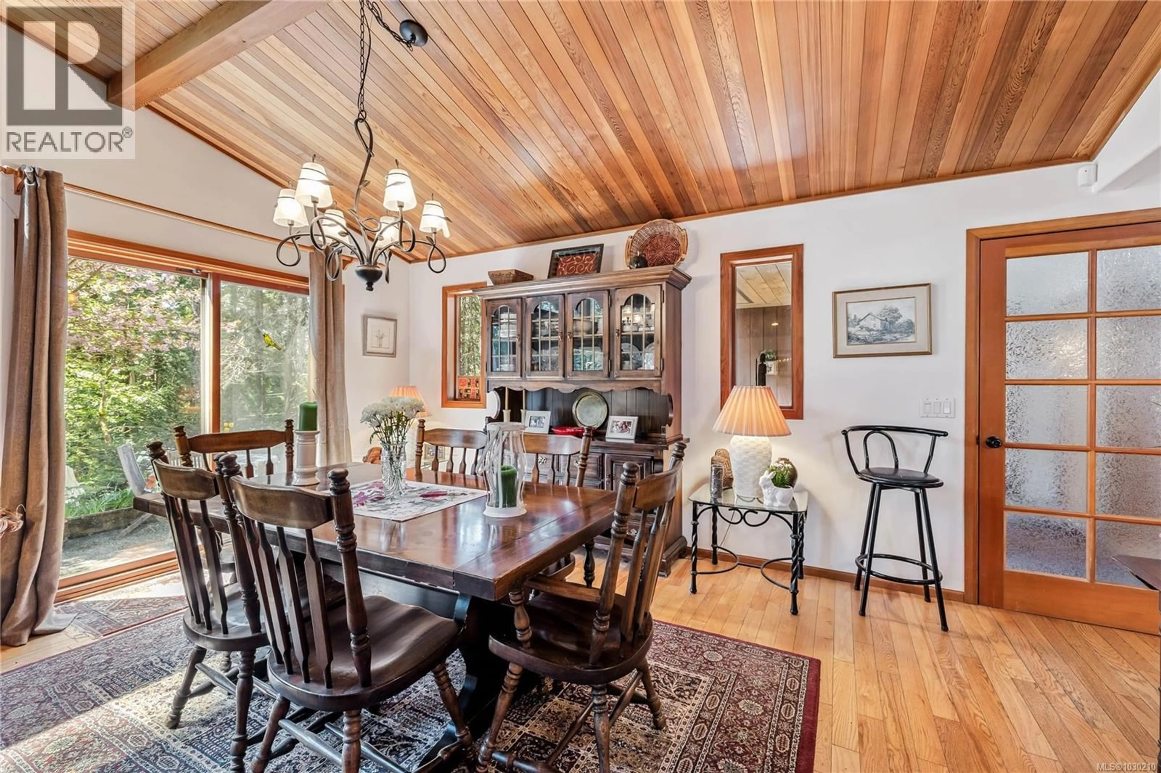 Dining room, wood/laminate floor for 112 CAIRNS PLACE, Salt Spring British Columbia V8K2K9