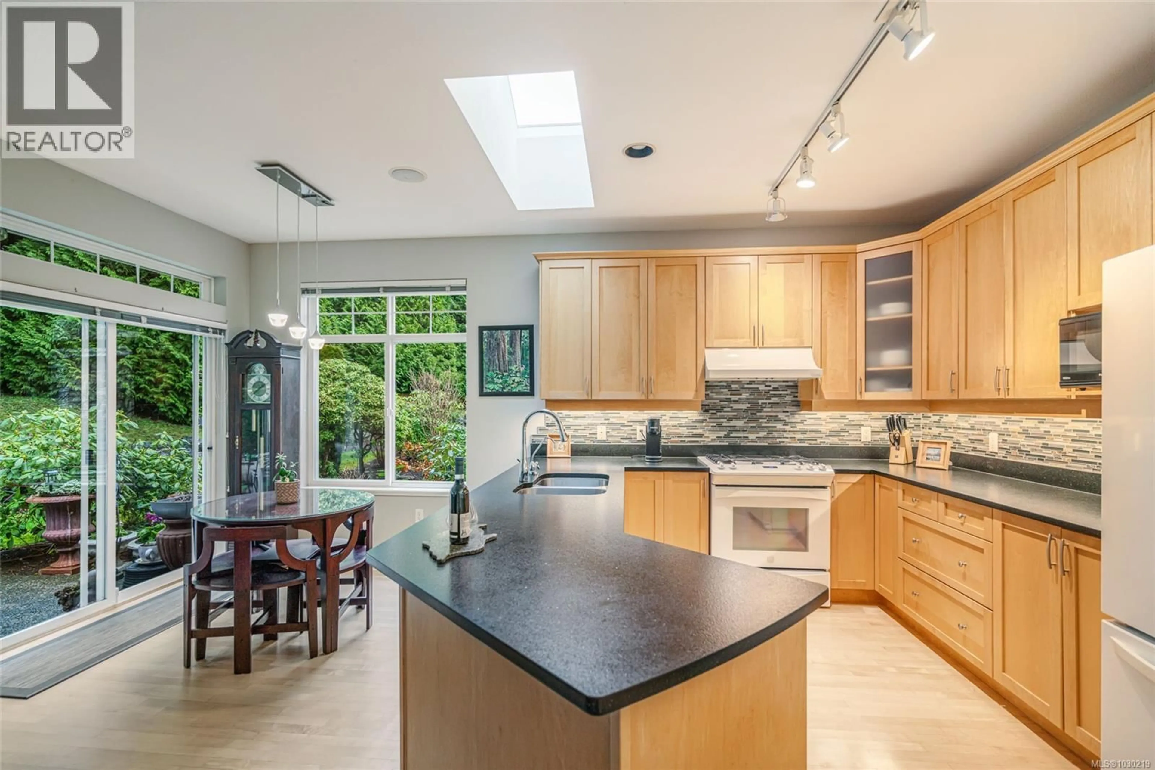 Open concept kitchen, ceramic/tile floor for 1266 SATURNA DRIVE, Parksville British Columbia V9P2X6