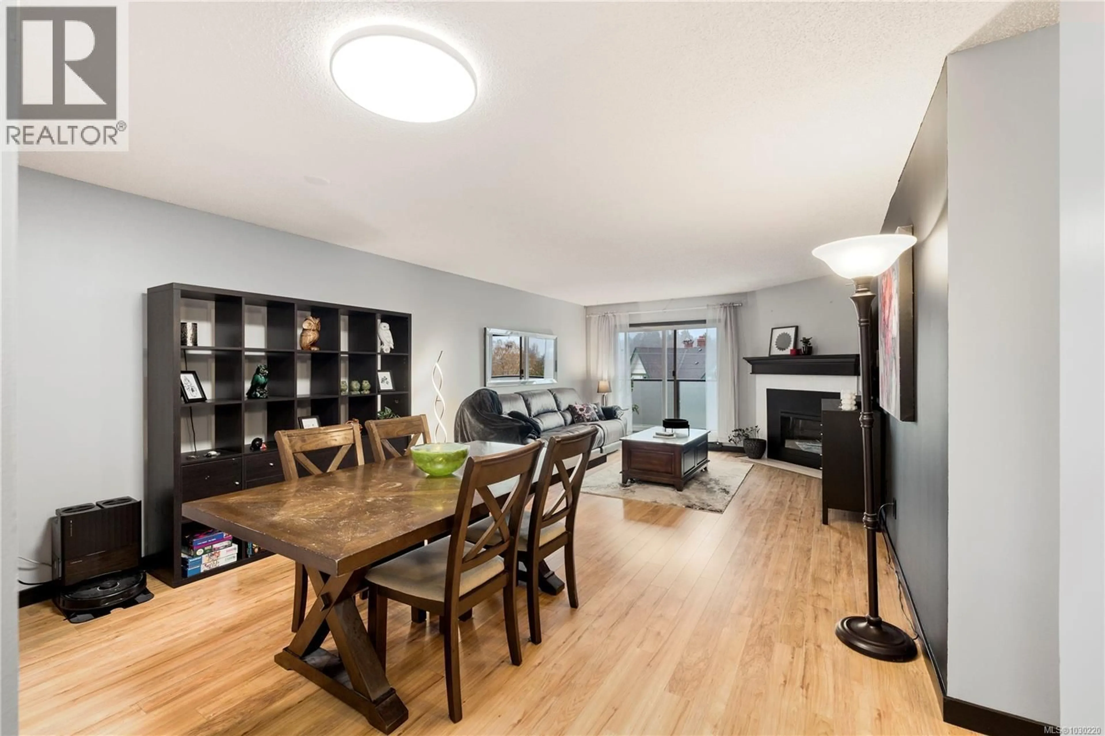 Dining room, wood/laminate floor for 402 - 1241 FAIRFIELD ROAD, Victoria British Columbia V8V3B3
