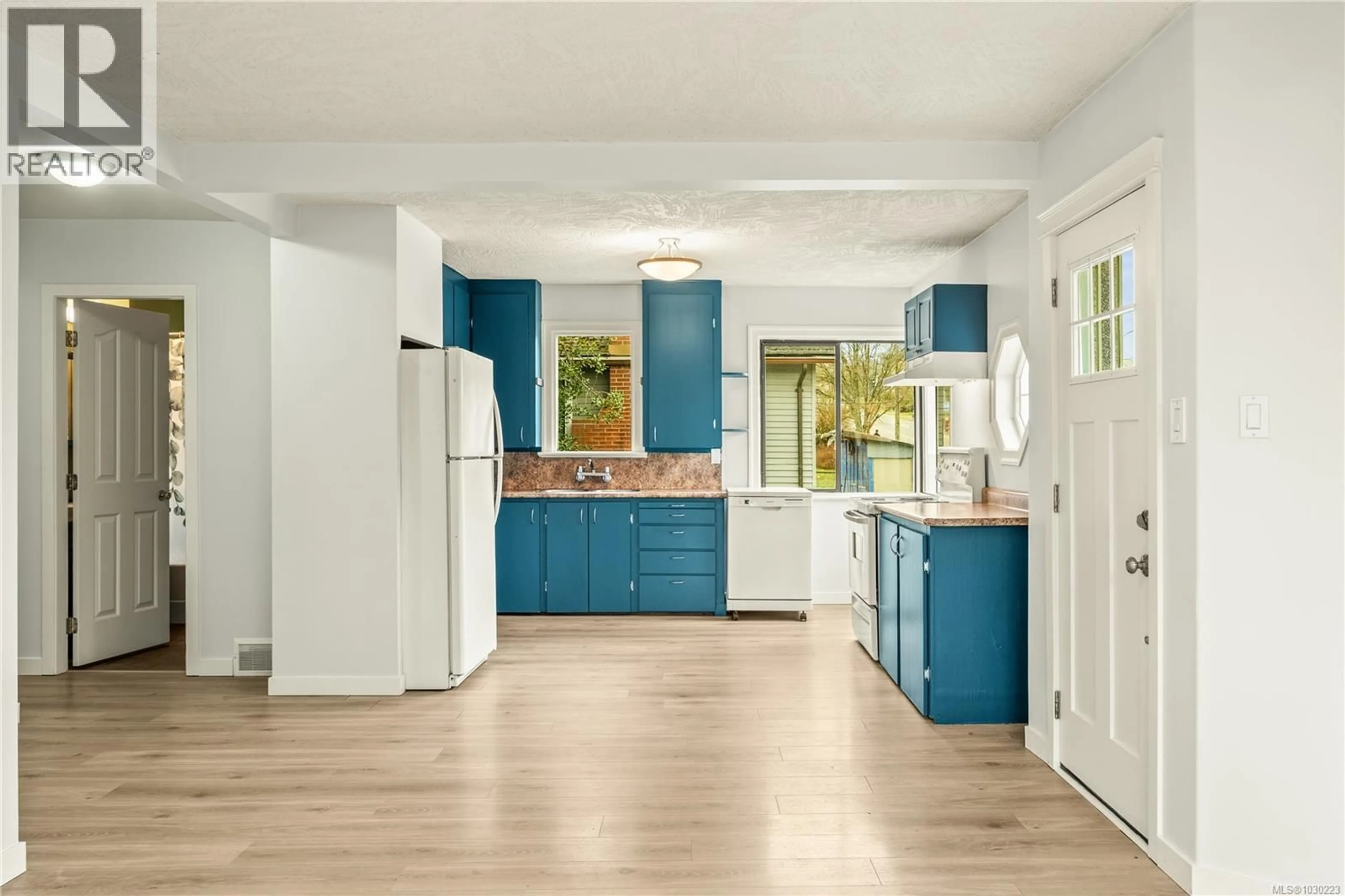 Open concept kitchen, unknown for 11 FOURTH STREET, Nanaimo British Columbia V9R1S6