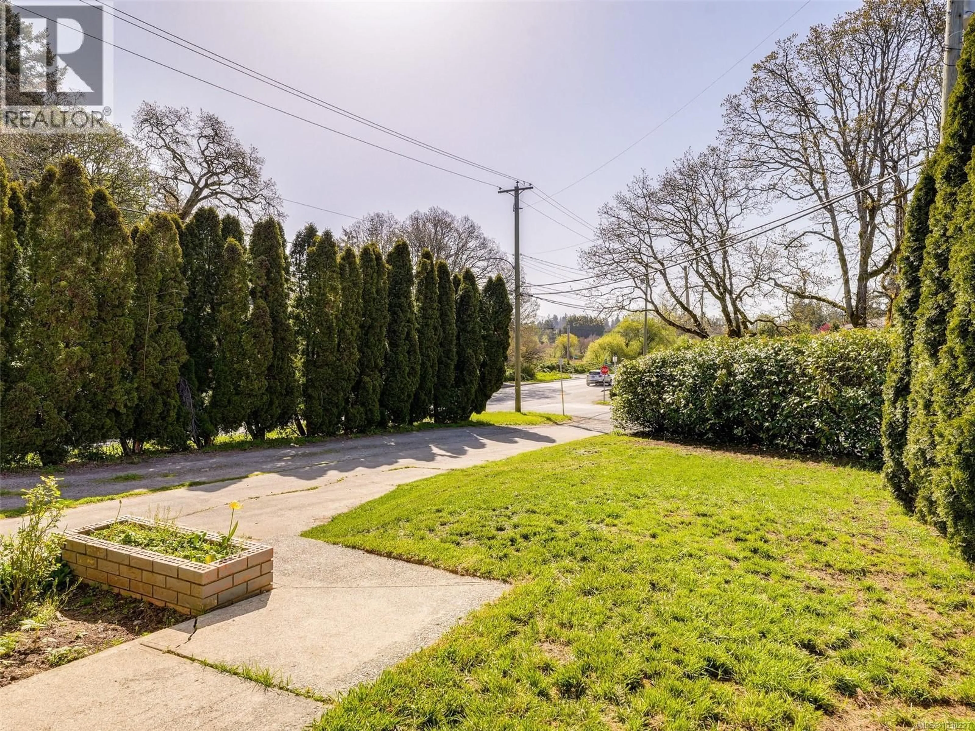 Patio, street for 1040 CHESTERFIELD ROAD, Saanich British Columbia V8Z2T8