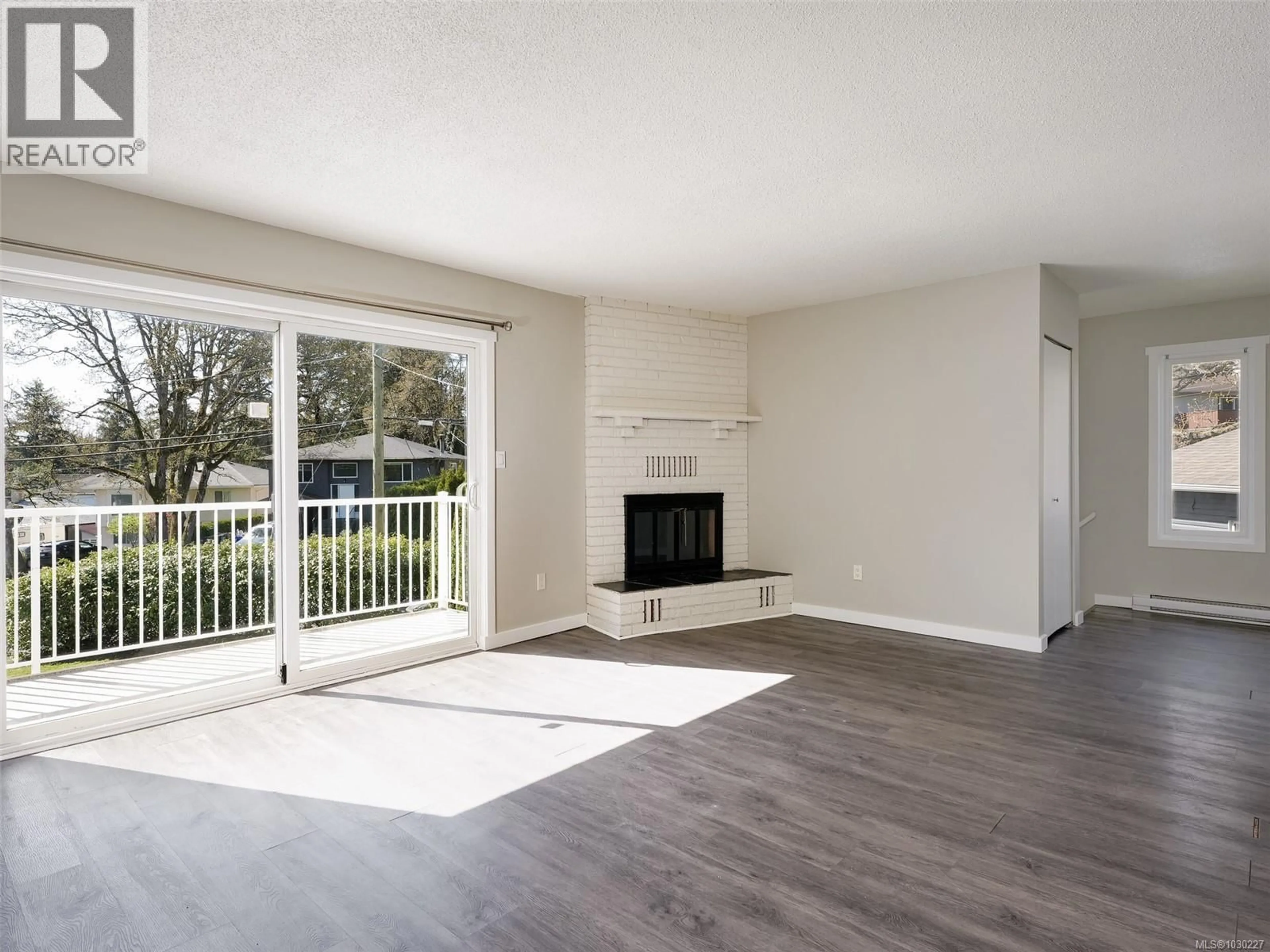 Living room with furniture, wood/laminate floor for 1040 CHESTERFIELD ROAD, Saanich British Columbia V8Z2T8