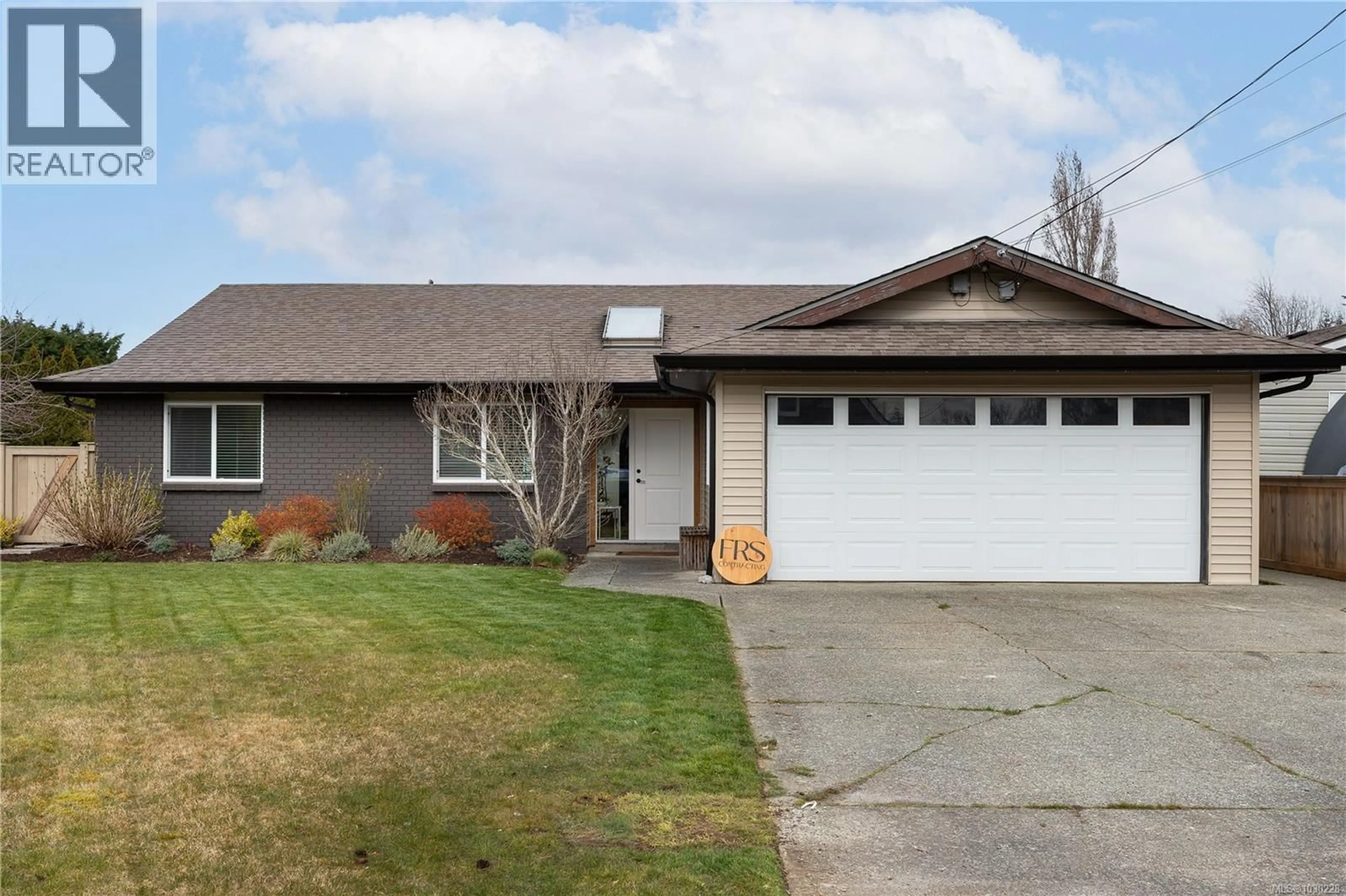 Home with vinyl exterior material, street for 408 REAVIE ROAD, Campbell River British Columbia V9W6J2