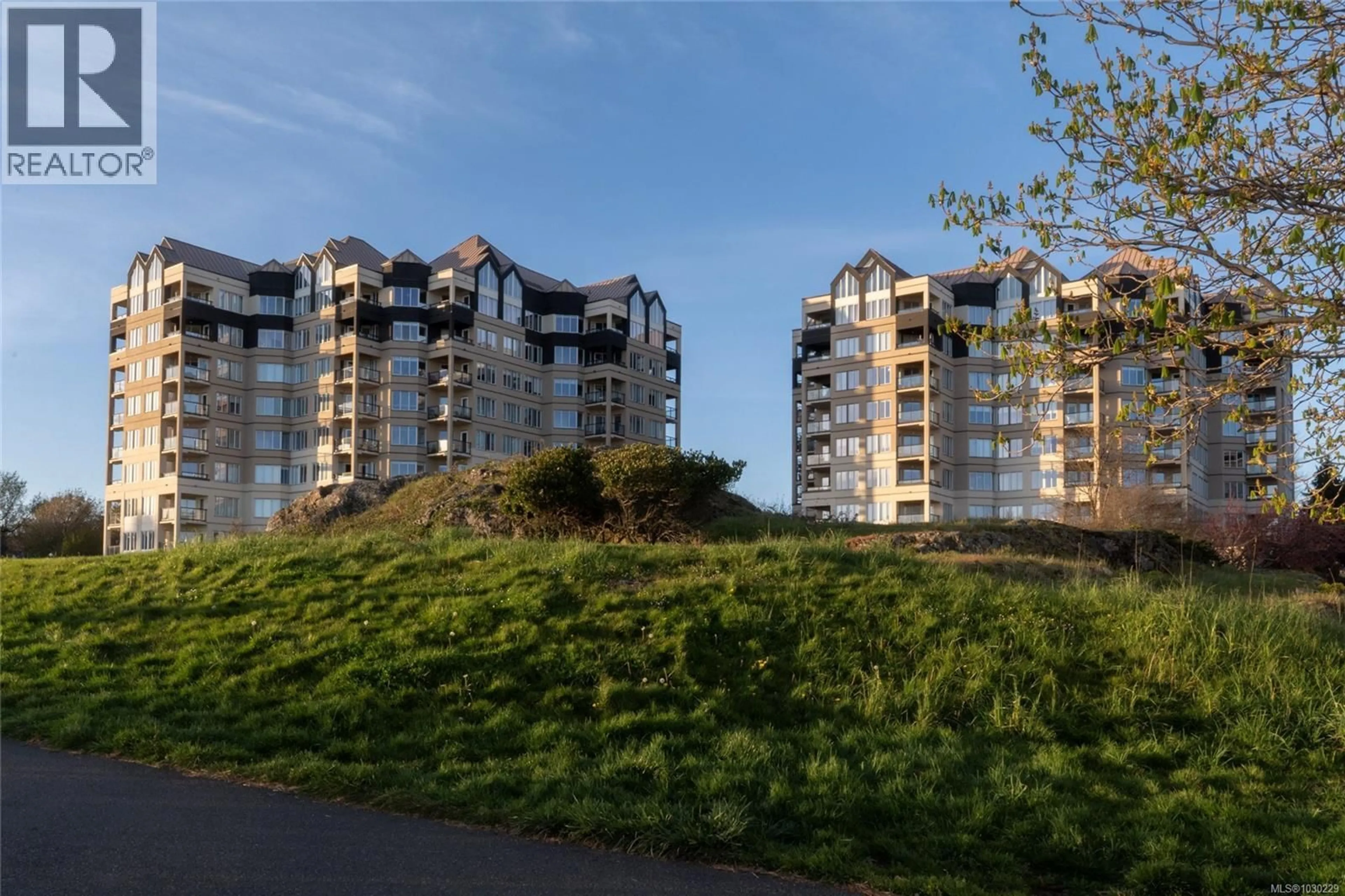 A pic from outside/outdoor area/front of a property/back of a property/a pic from drone, unknown for 740/741 - 205 KIMTA ROAD, Victoria British Columbia V9A6T5