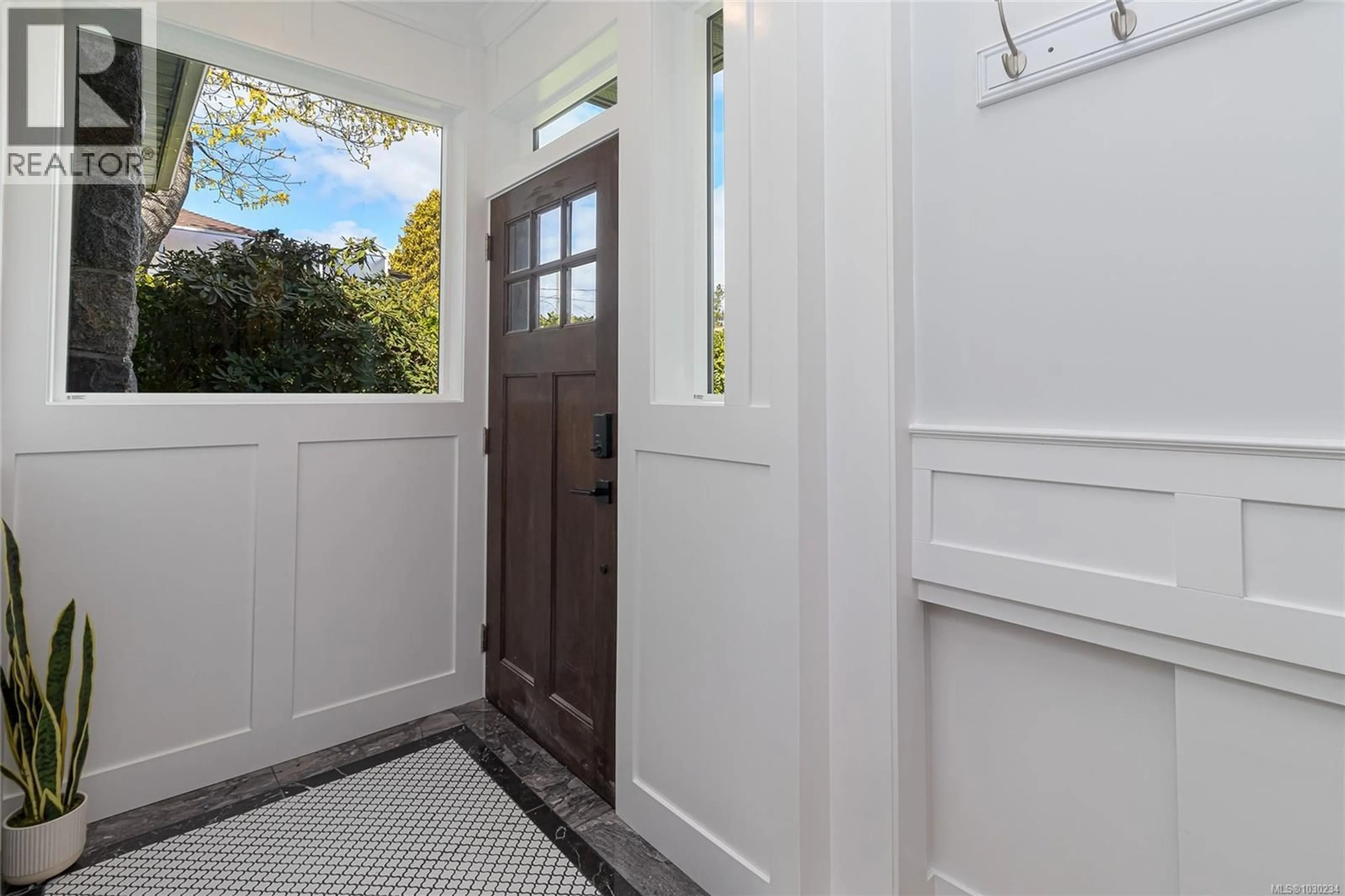 Indoor entryway for 3960 CHERRILEE CRESCENT, Saanich British Columbia V8N1R9