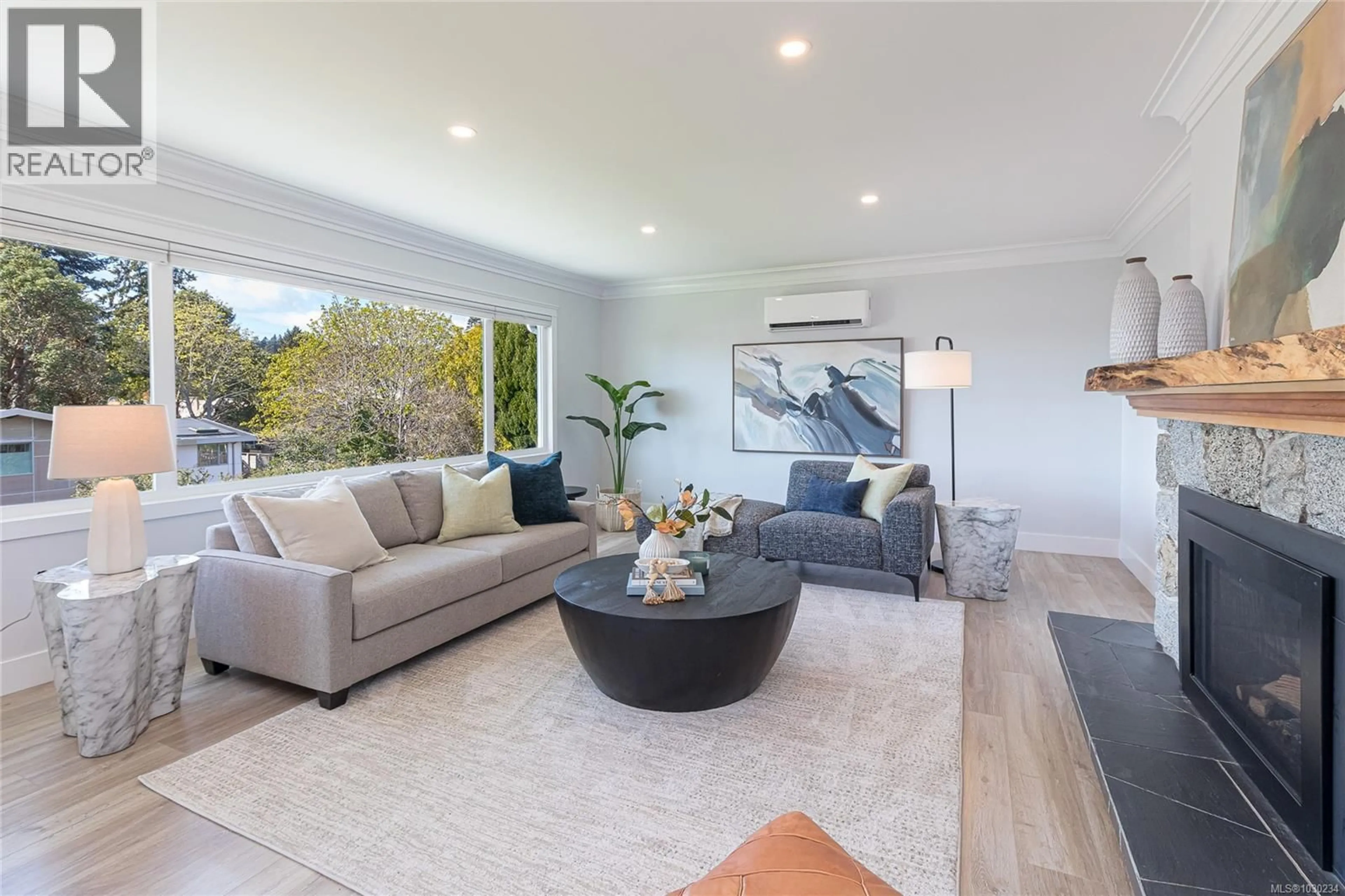 Living room with furniture, unknown for 3960 CHERRILEE CRESCENT, Saanich British Columbia V8N1R9