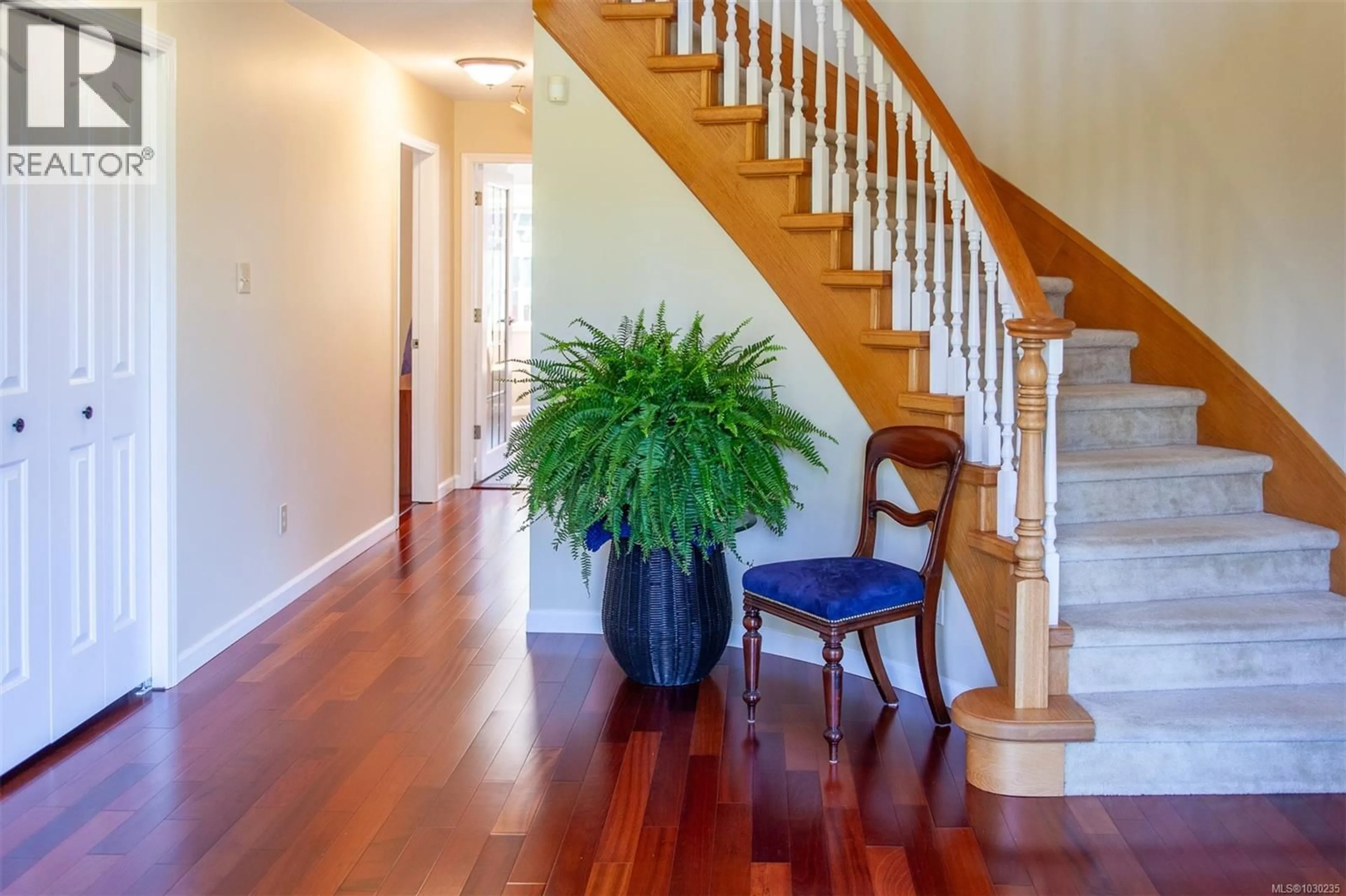 Indoor entryway for 158 CRESCENT ROAD EAST, Qualicum Beach British Columbia V9K1L6