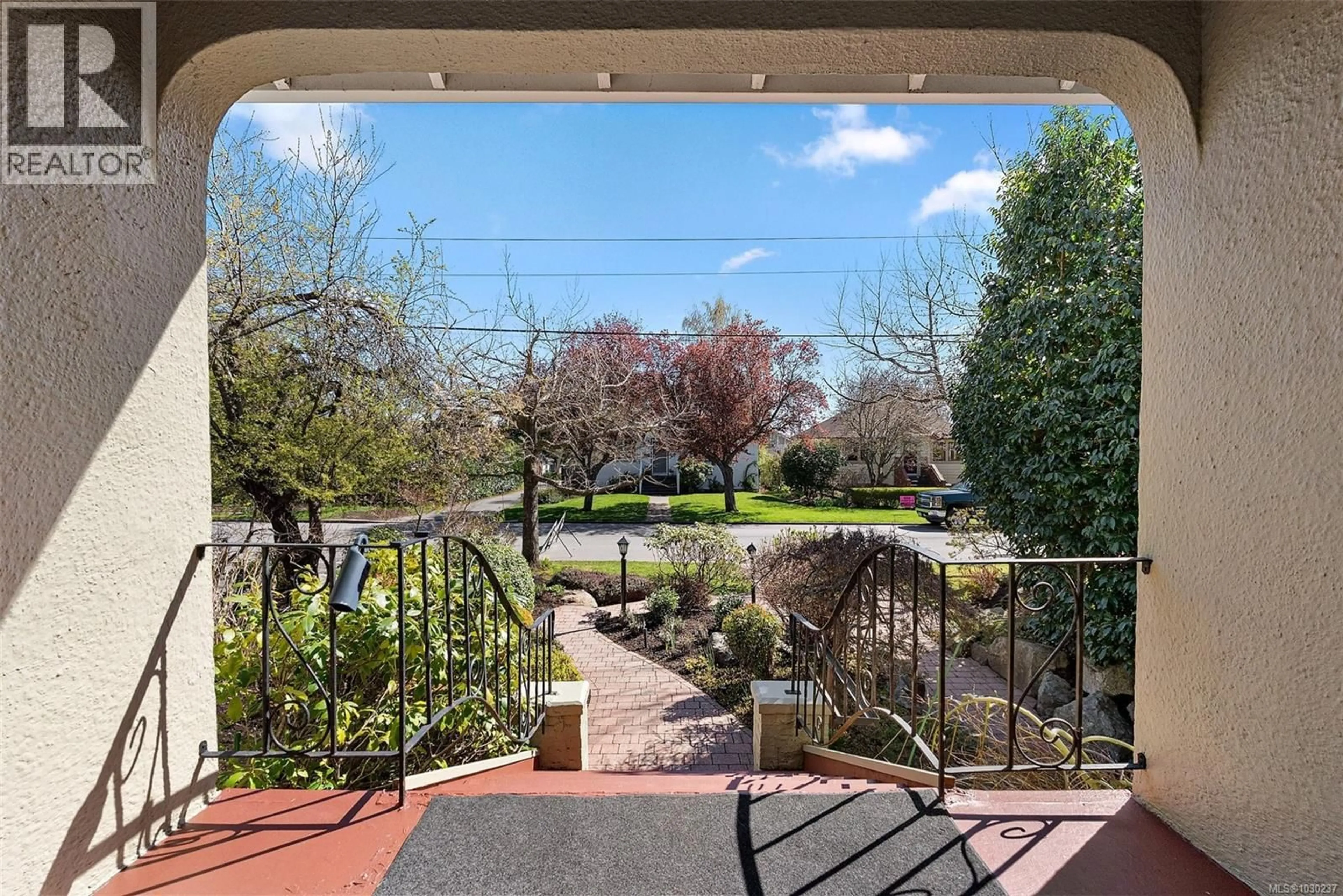 Patio, water/lake/river/ocean view for 2438 LINCOLN ROAD, Oak Bay British Columbia V8R6A4